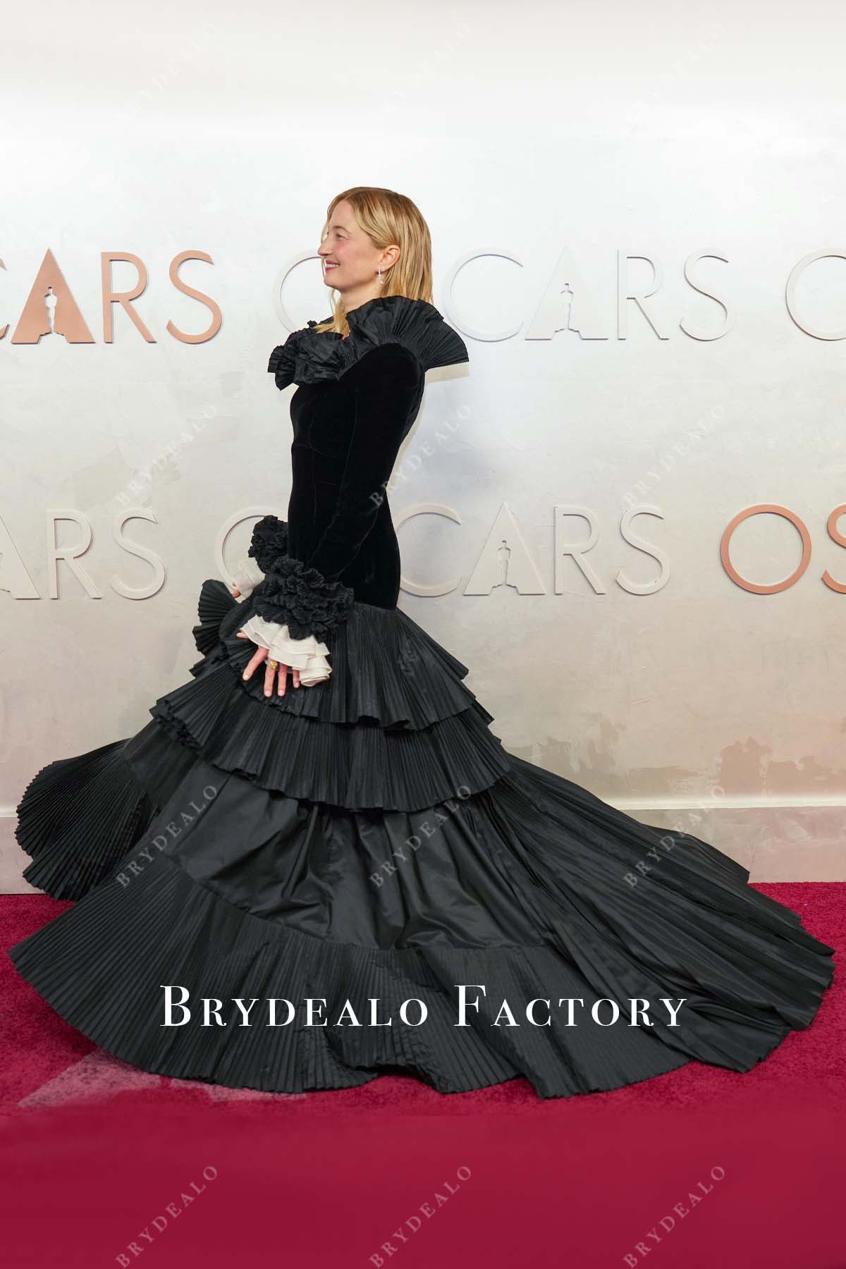 Alba Rohrwacher black velvet 2025 Oscars red carpet dress