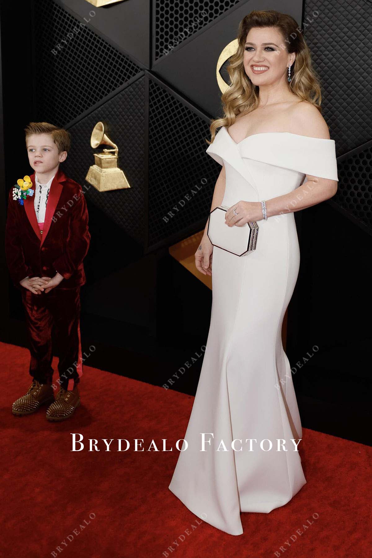 Kelly Clarkson sweep train 2024 Grammys Red Carpet dress