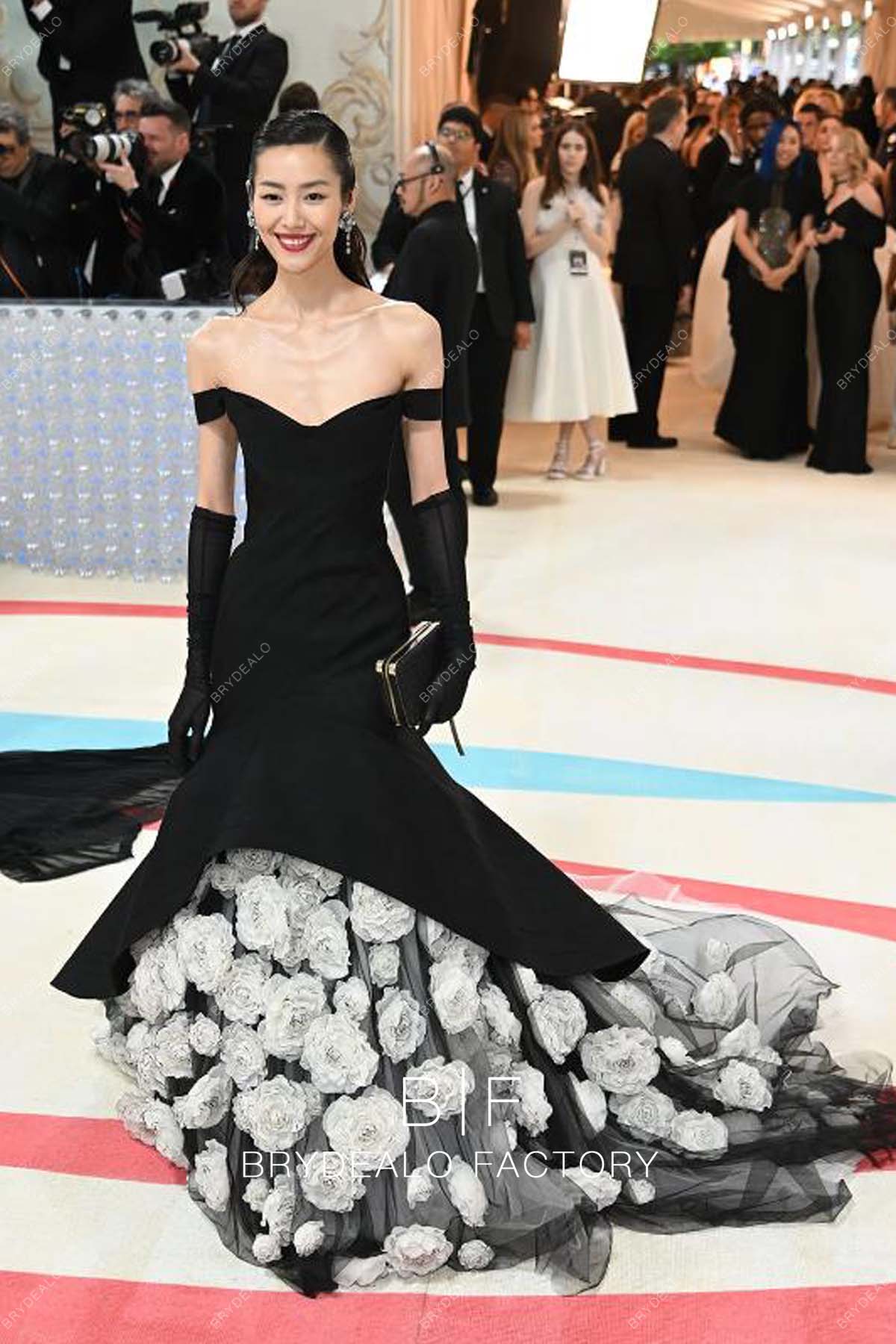 Liu Wen 2023 Met Gala Black Satin Trumpet Dress with 3D Flowers Liu Wen 2023 Met Gala Black Satin Trumpet Dress with 3D Flowers
