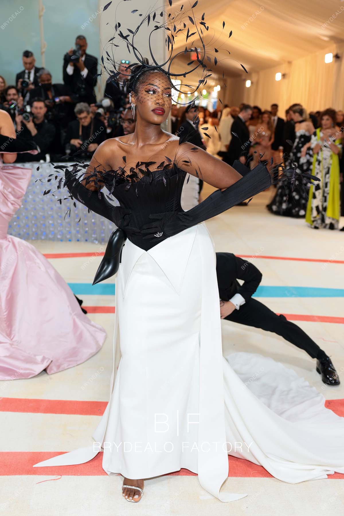 Black Feather Corset White Satin Tems 2023 Met Gala Dress