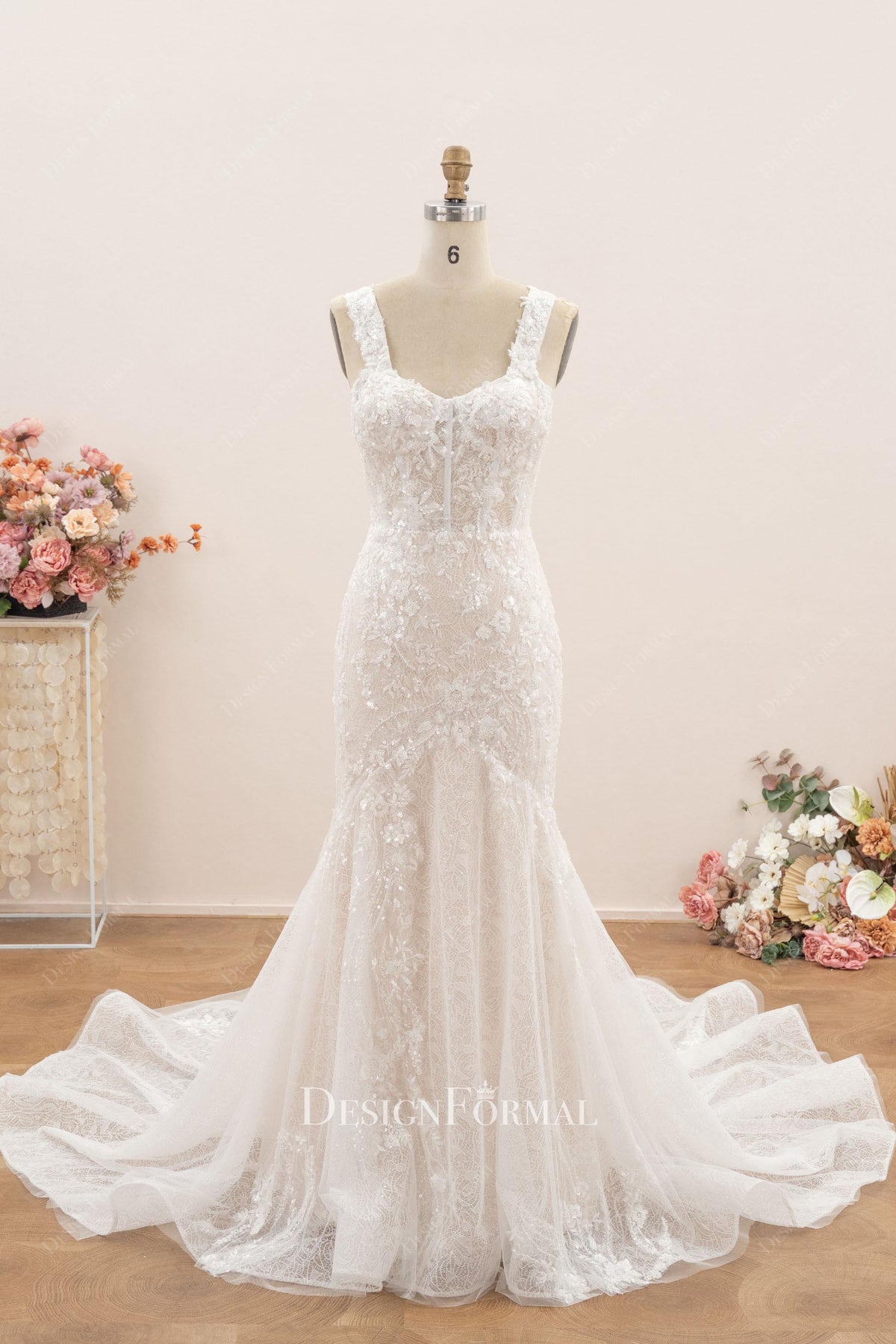 delicate lace trumpet wedding dress