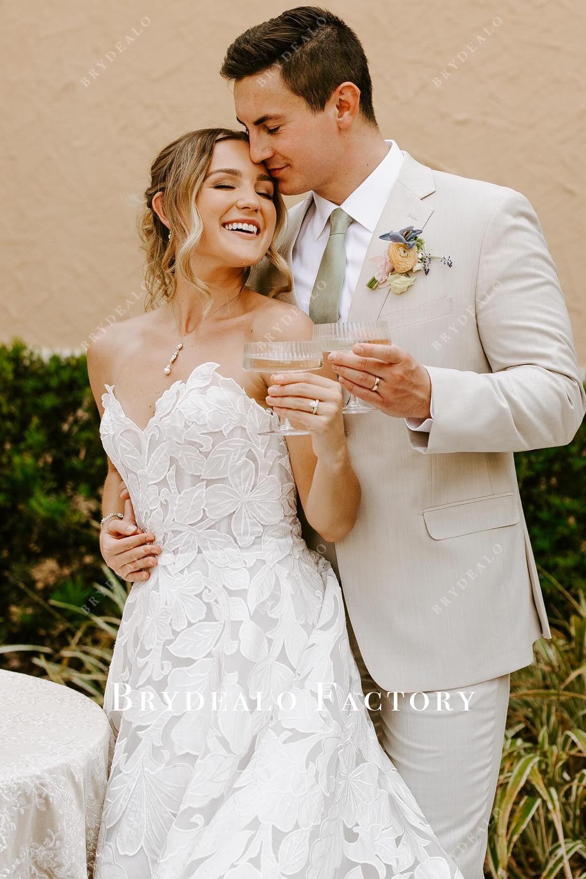 Delicate Floral Lace Strapless V-Neck Wedding Dress Delicate Floral Lace Strapless V-Neck Wedding Dress