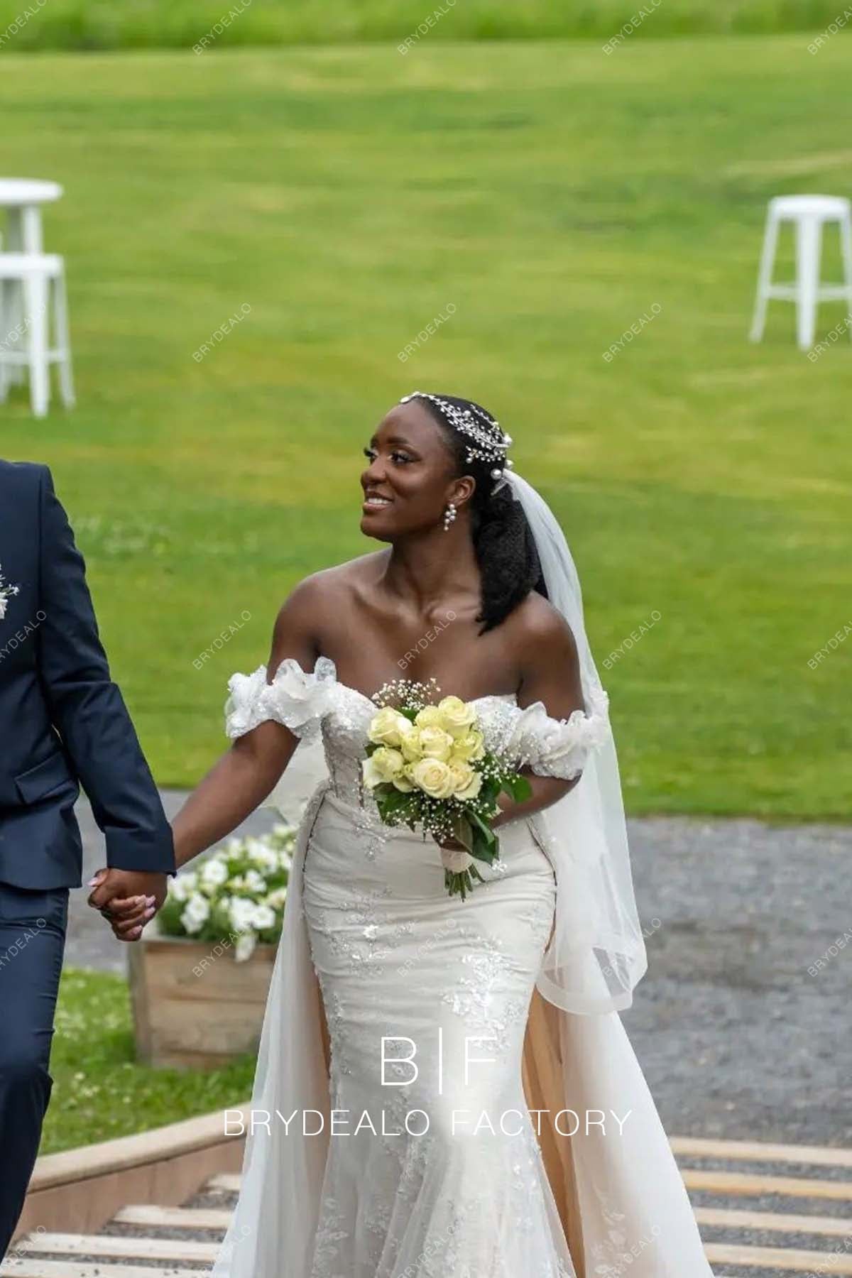 Sexy Plunging Neck Modern Lace Bridal Gown with Detachable Overskirt