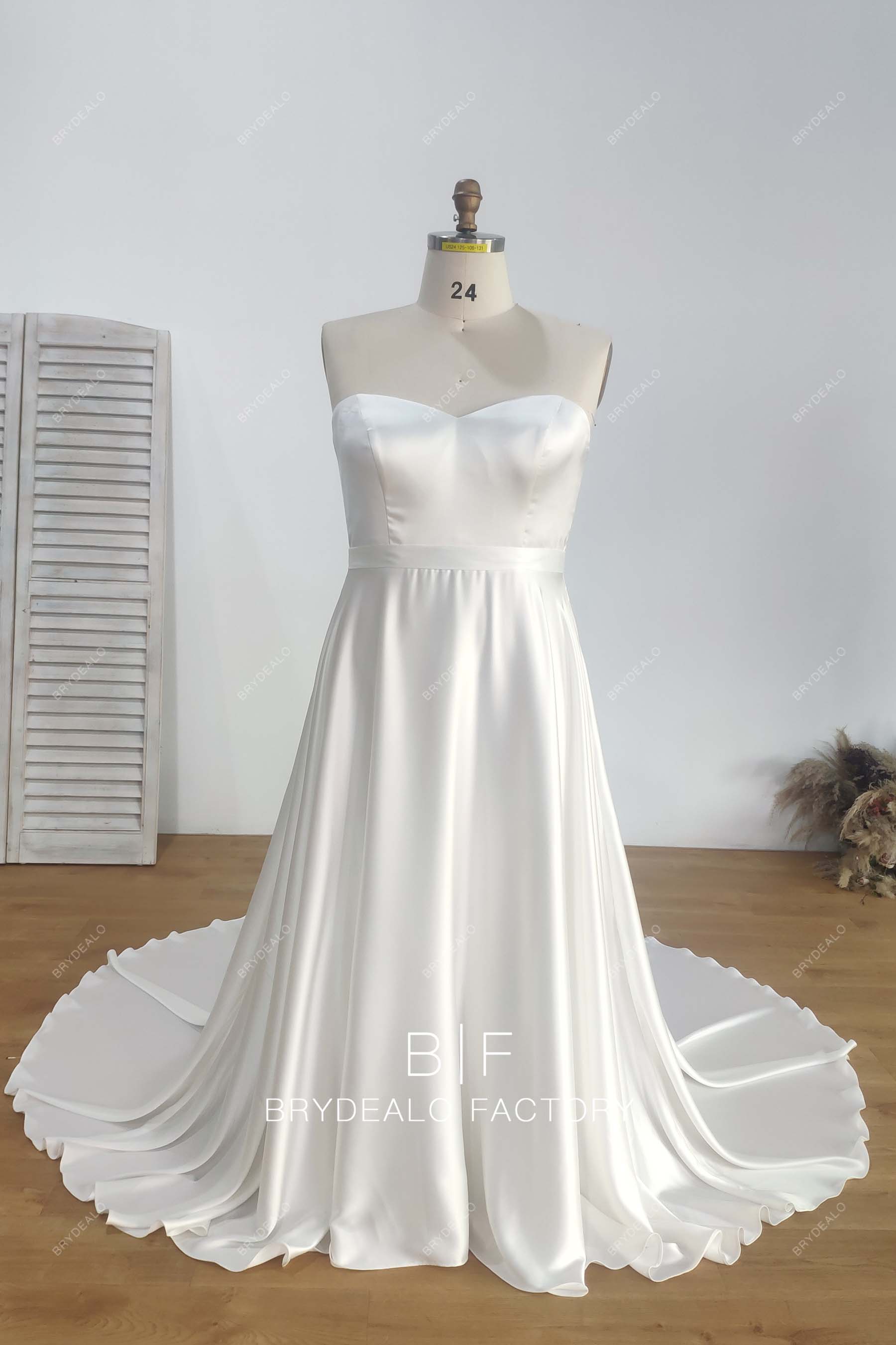 Sweetheart Neck Satin Elegant Plus Size Wedding Dress
