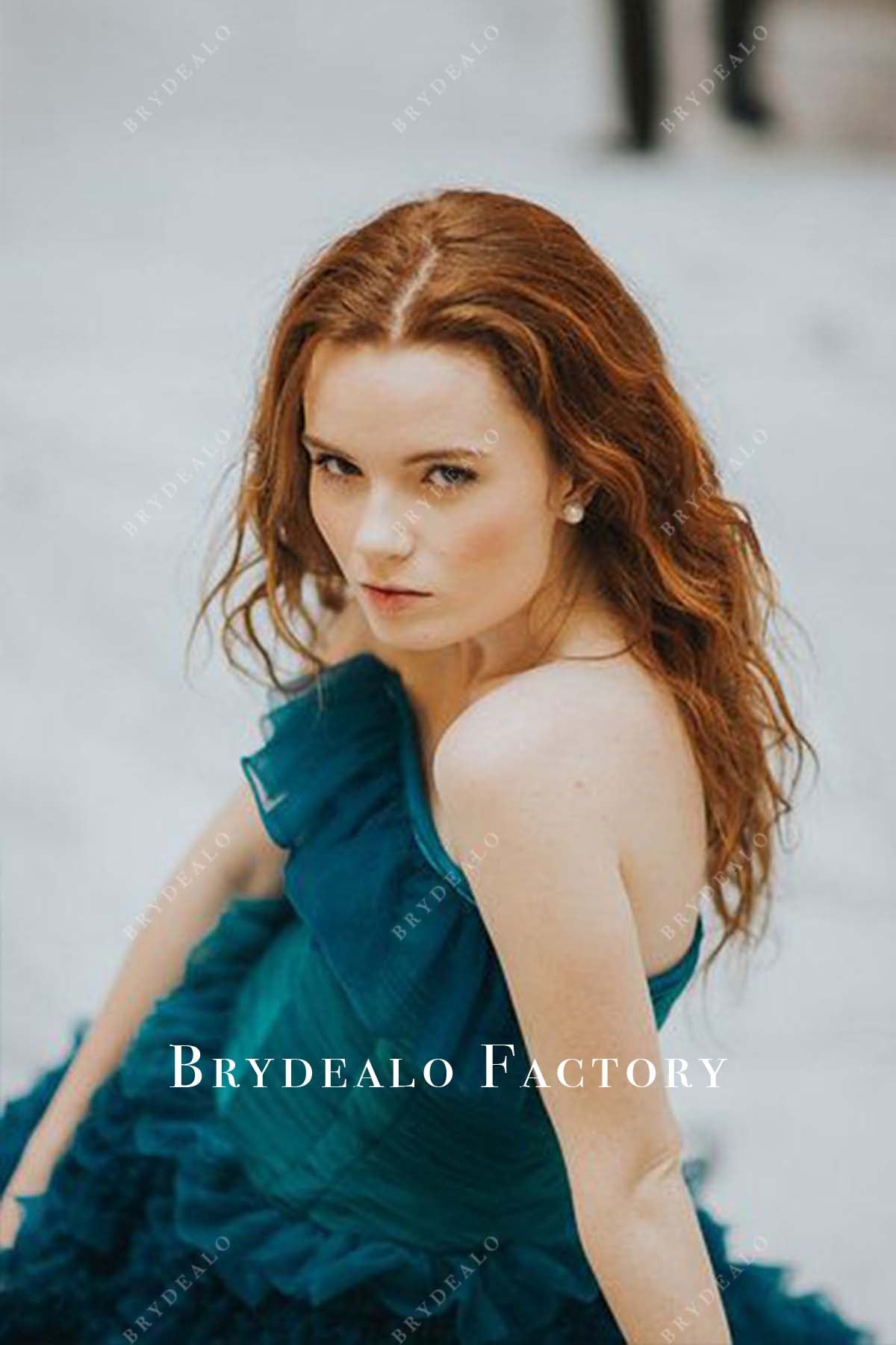 sleeveless green tulle strapless prom dress