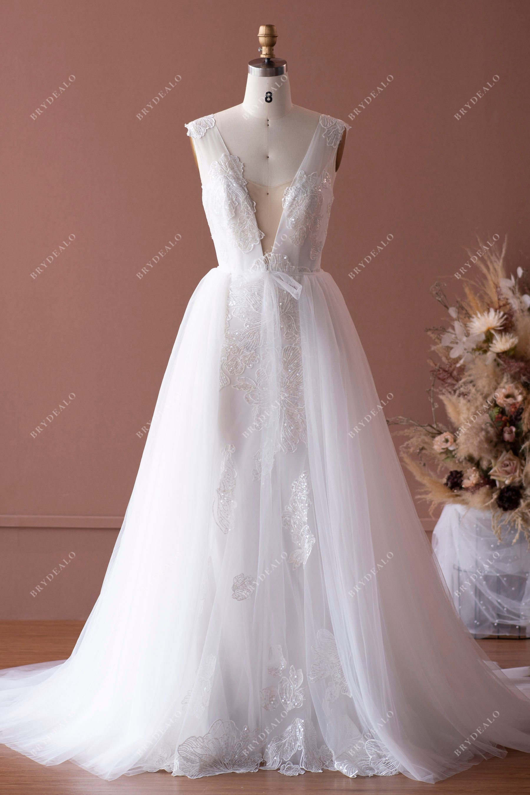 Sexy Plunging Neck Modern Lace Tulle Overskirt Bridal Gown Sexy Plunging Neck Modern Lace Tulle Overskirt Bridal Gown