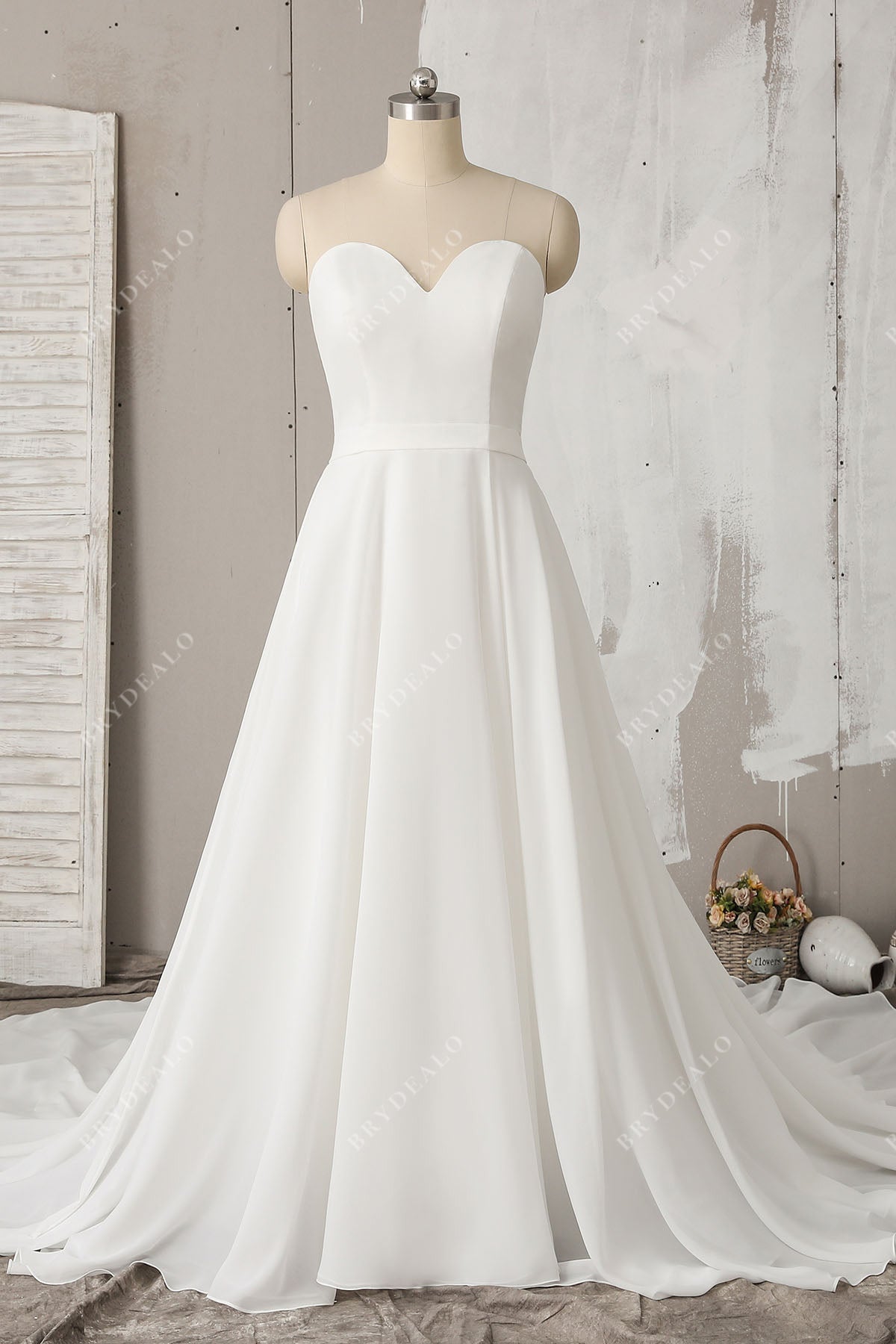 Simple Sweetheart Chiffon Long Train Wedding Dress