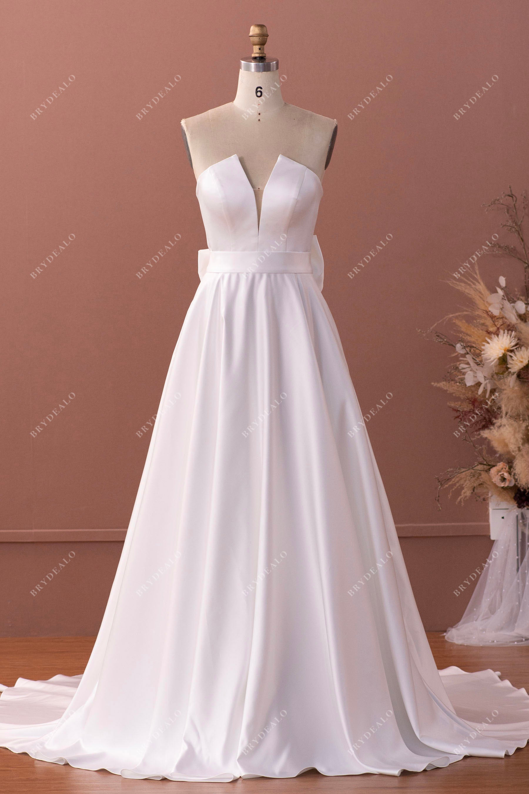 Strapless V-Cut Satin Elegant A-Line Wedding Dress Detachable Bowknot Strapless V-Cut Satin Elegant A-Line Wedding Dress Detachable Bowknot