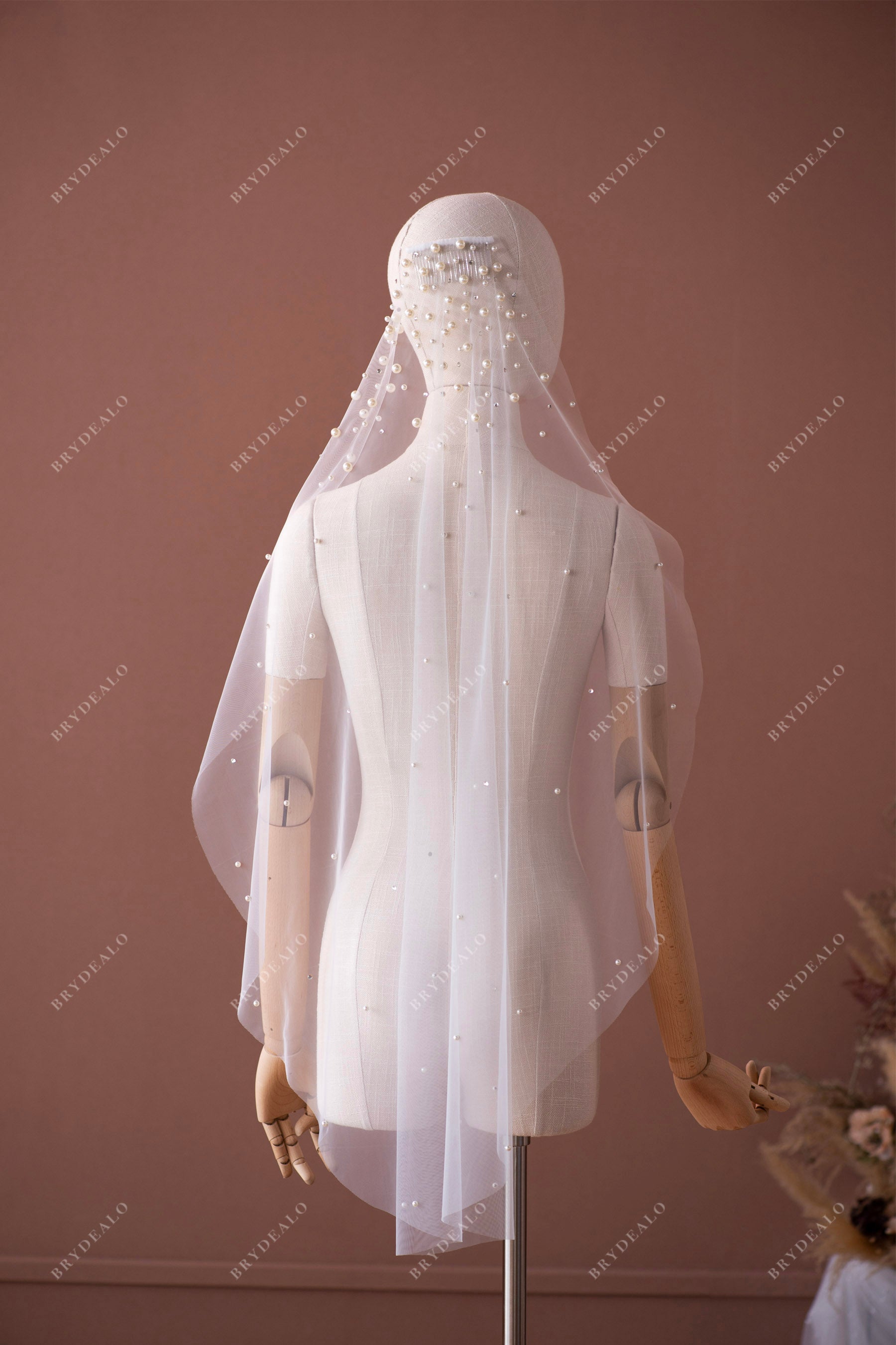 Elegant Different Sized Pearls Fingertip Length Comb Bridal Veil