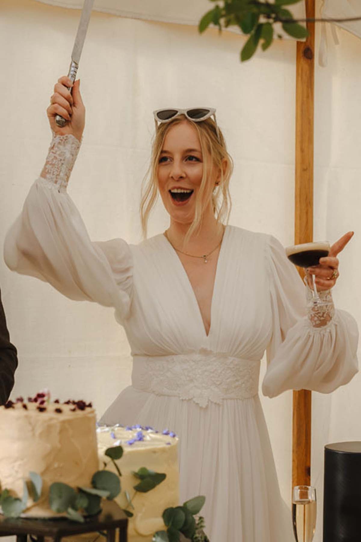 puffy sleeves V-back bridal dress