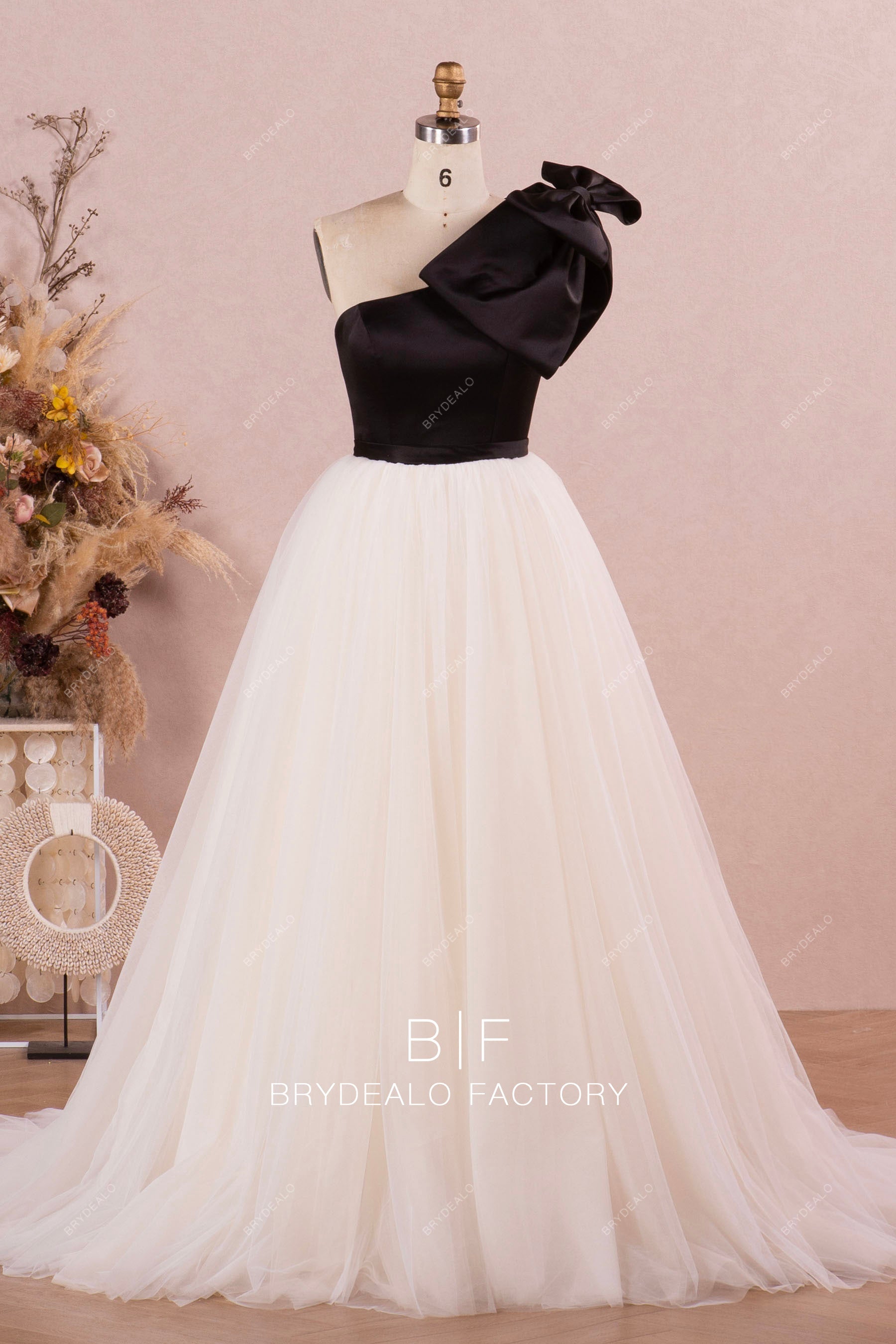 Black Satin Big Bow One-Shoulder Ivory Tulle Ball Gown Wedding Dress, Black / White