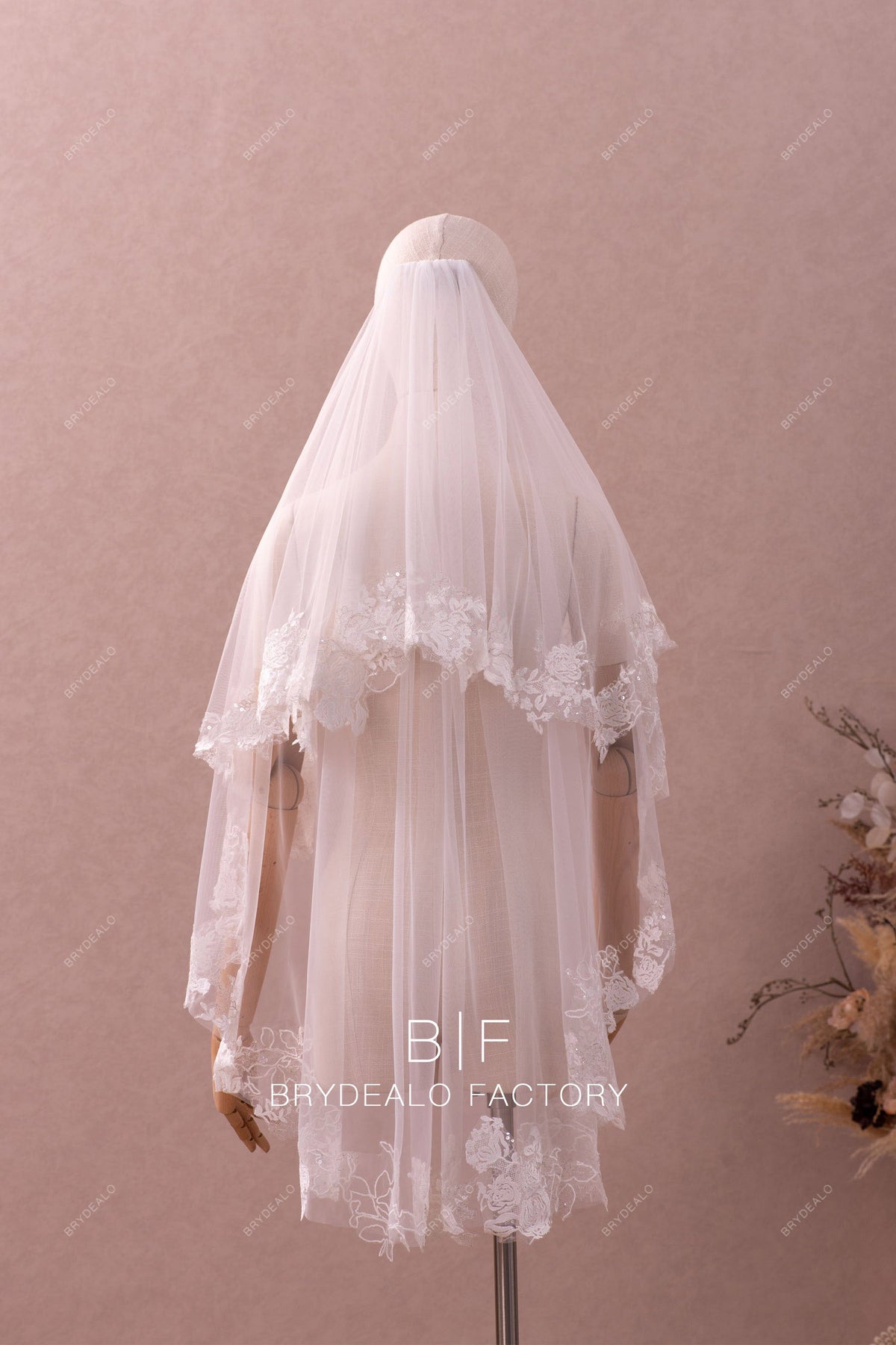 Two Tier Fingertip Bridal Veil with Lace Tulle Two-tier Fingertip Bridal Veils (S1090092) - Wedding  main image 4