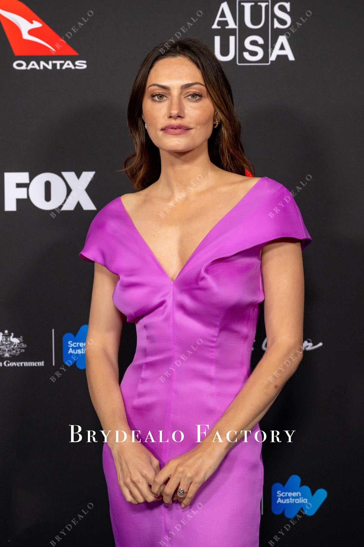 Phoebe Tonkin v neck formal dress 22nd annual G'Day USA arts gala