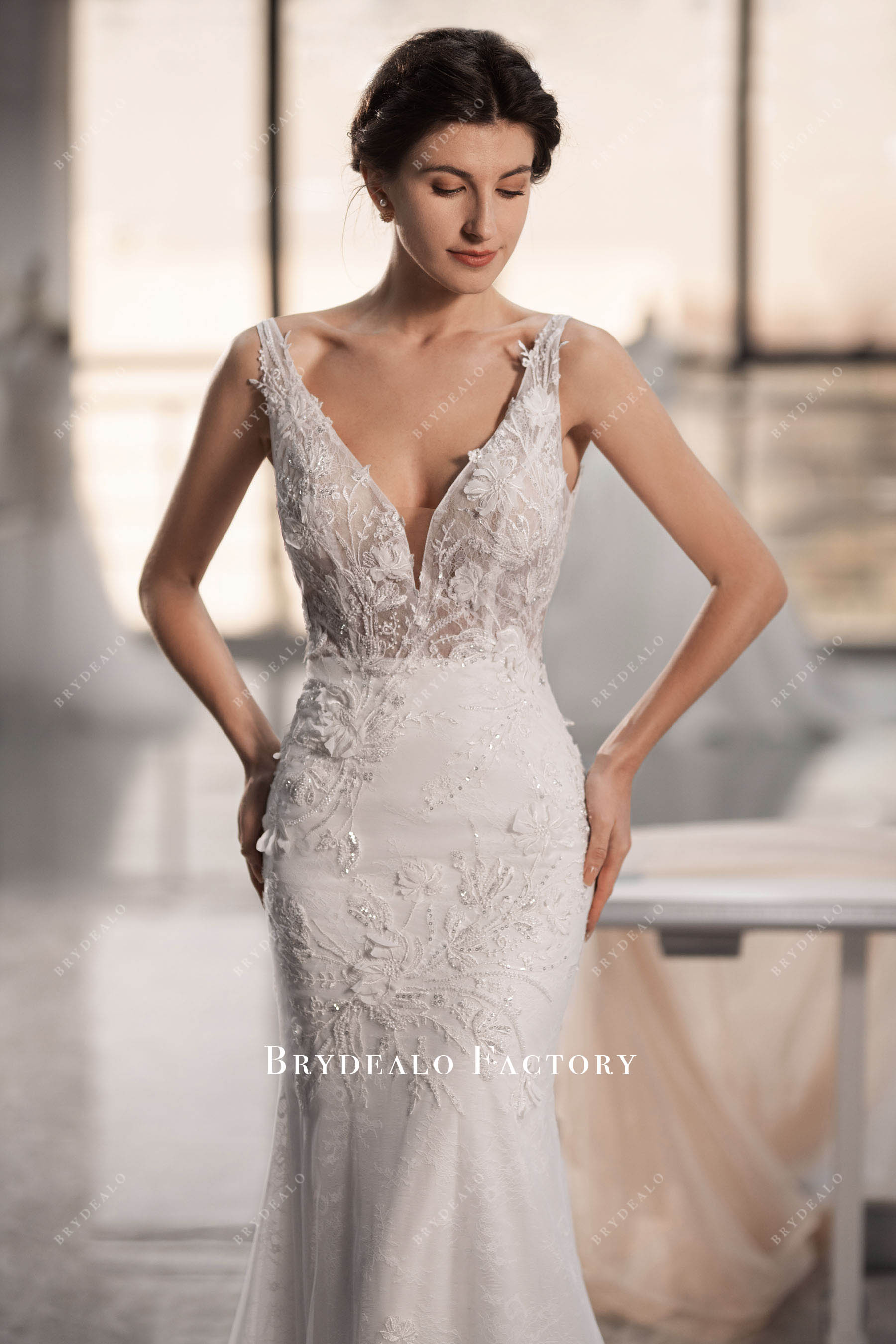 V-neck sleeveless designer original wedding dress