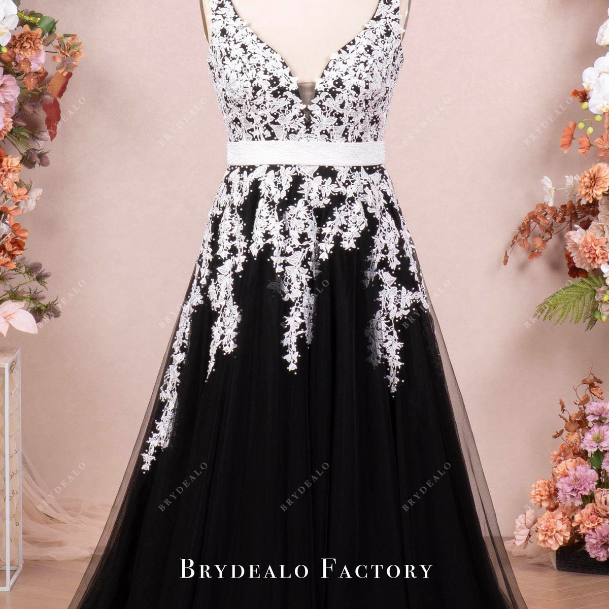 Plus Size Plunging White Lace Black Tulle A-line Gothic Wedding Dress Plus Size Plunging White Lace Black Tulle A-line Gothic Wedding Dress