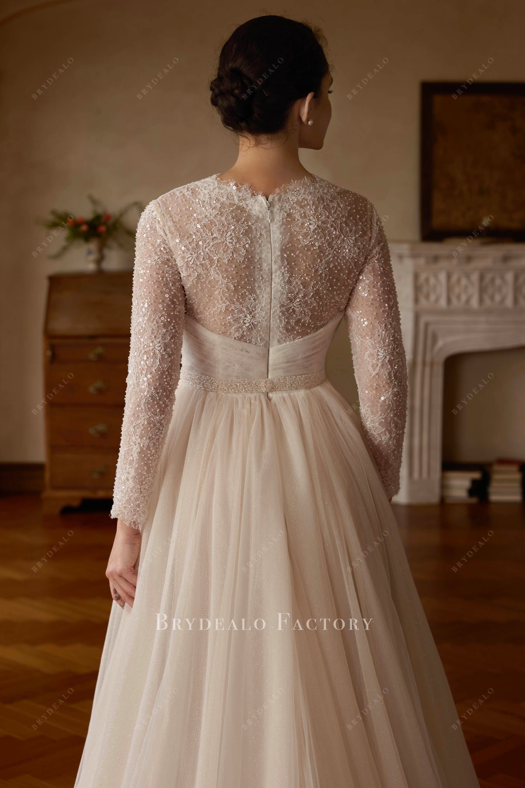 scalloped lace bridal gown 