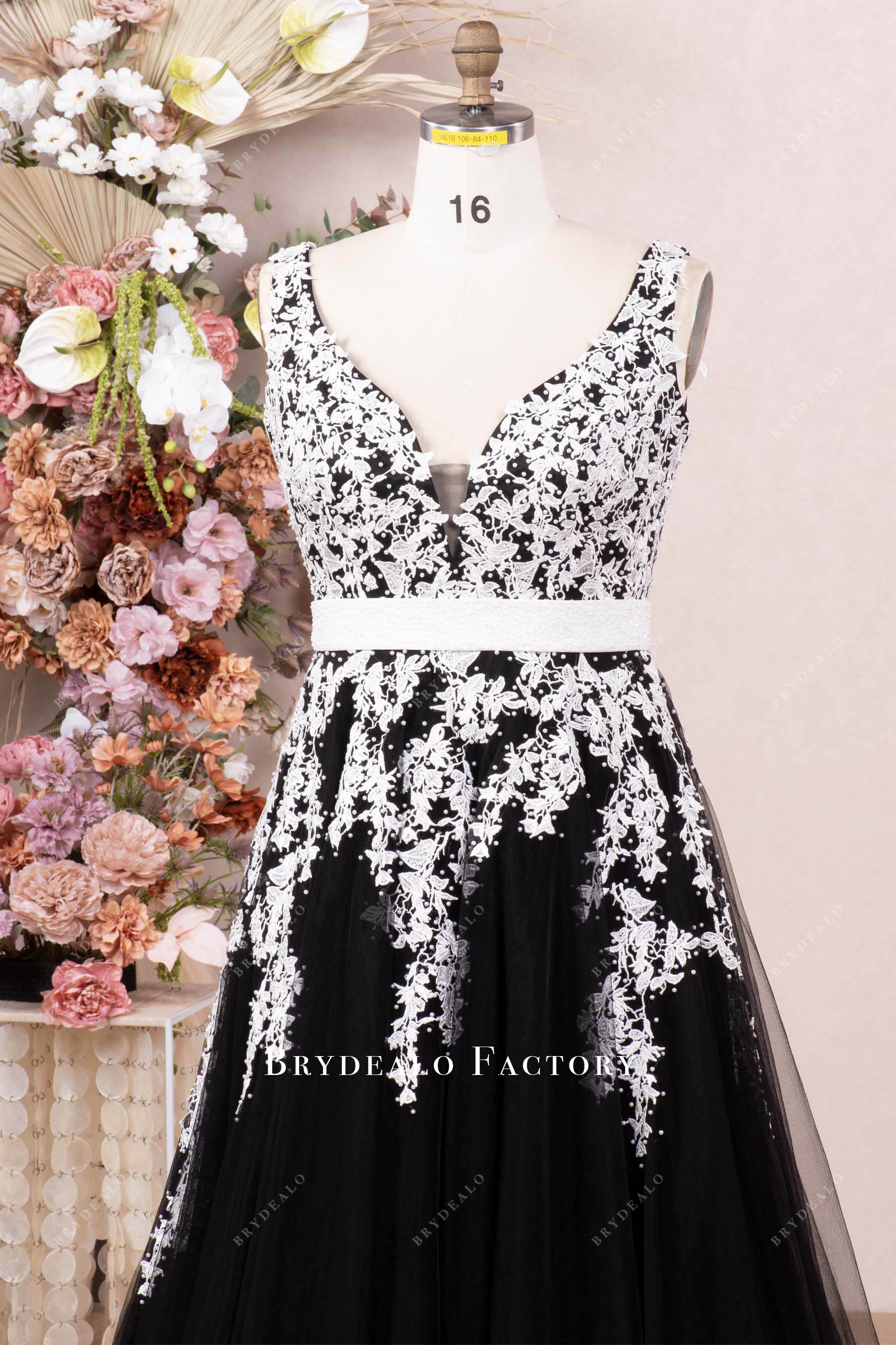 two-tone V-neck sleeveless wedding dress