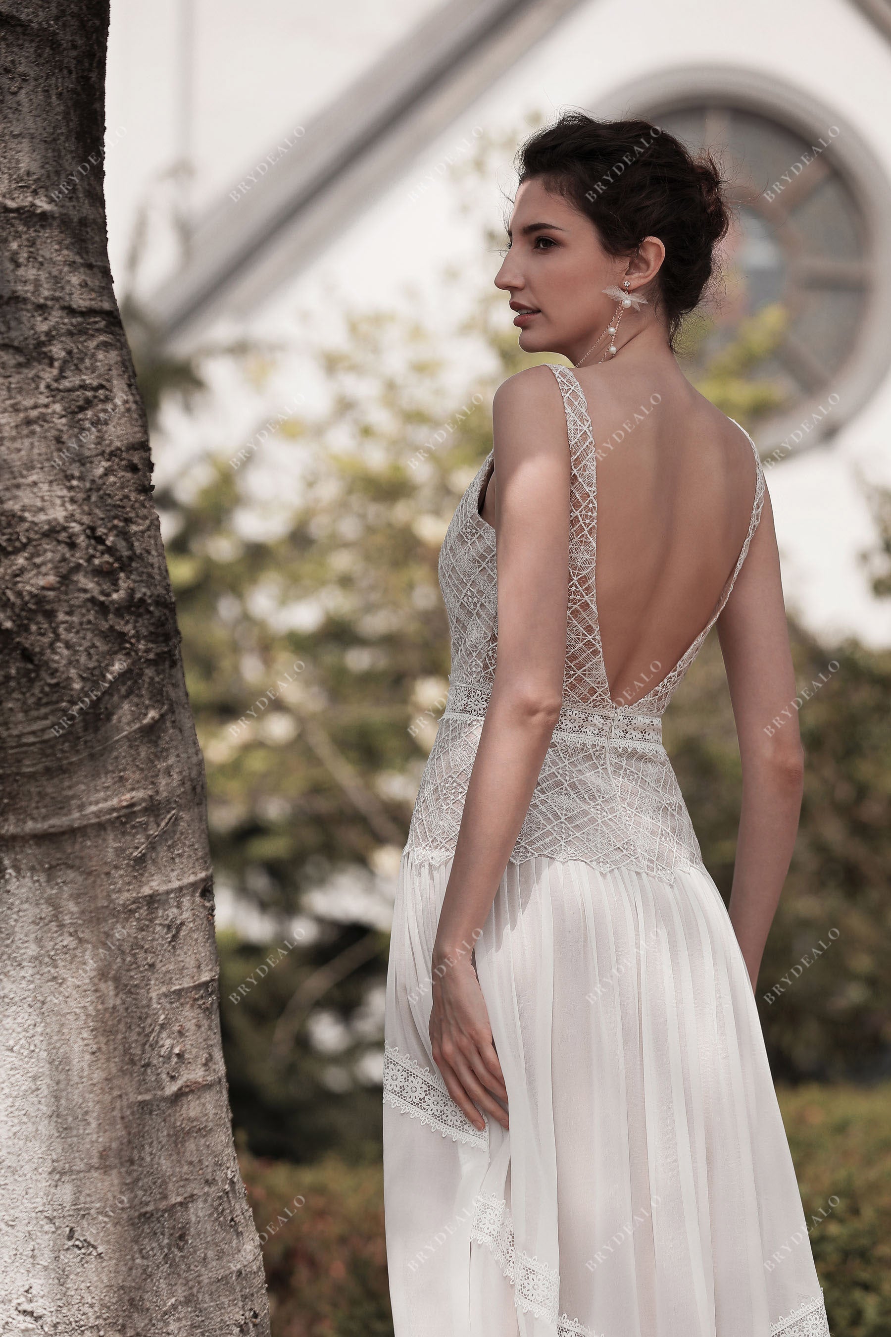 open V-back sleeveless lace outside wedding gown