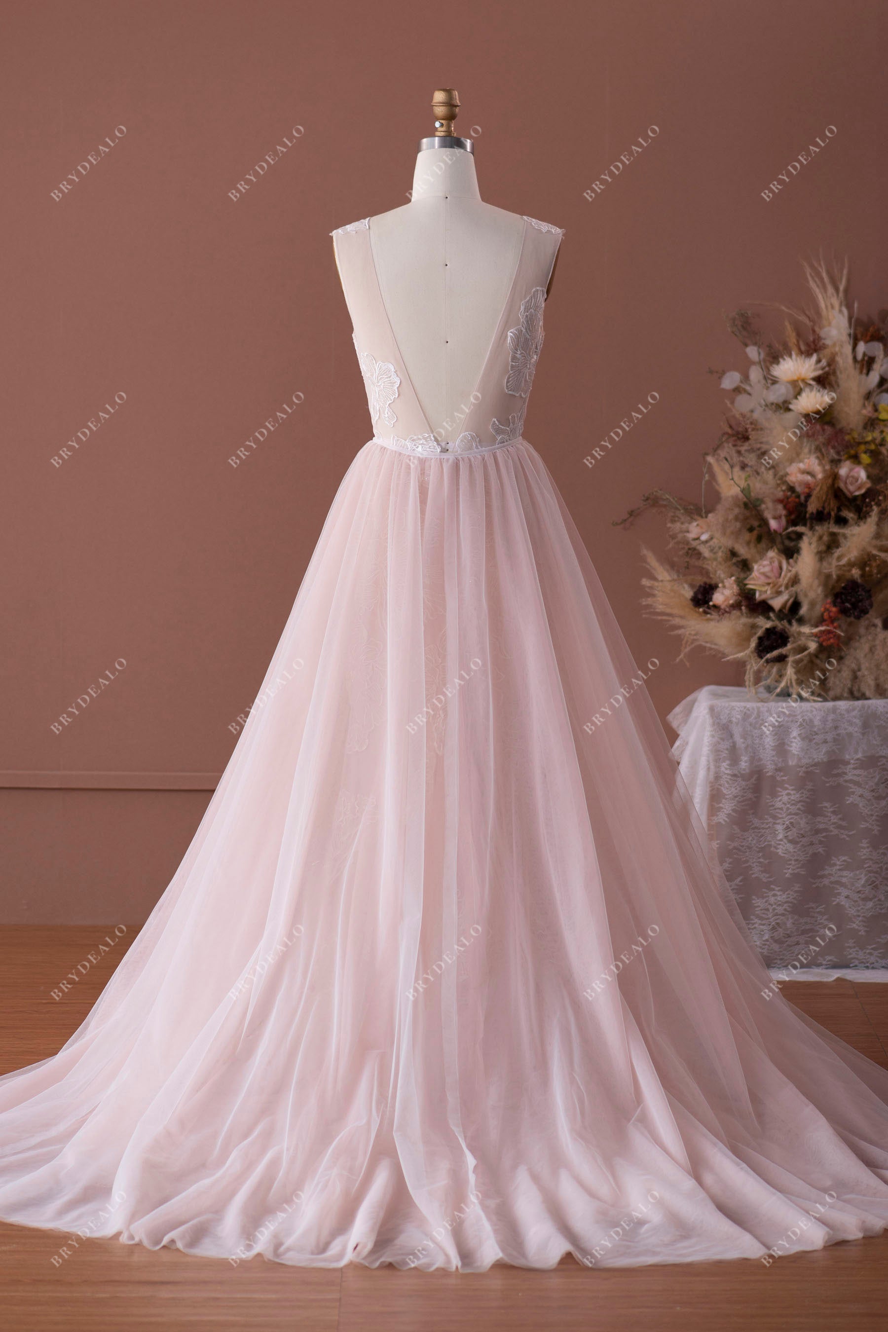 Lace V-back Modern Tulle Overskirt Wedding Ball Gown