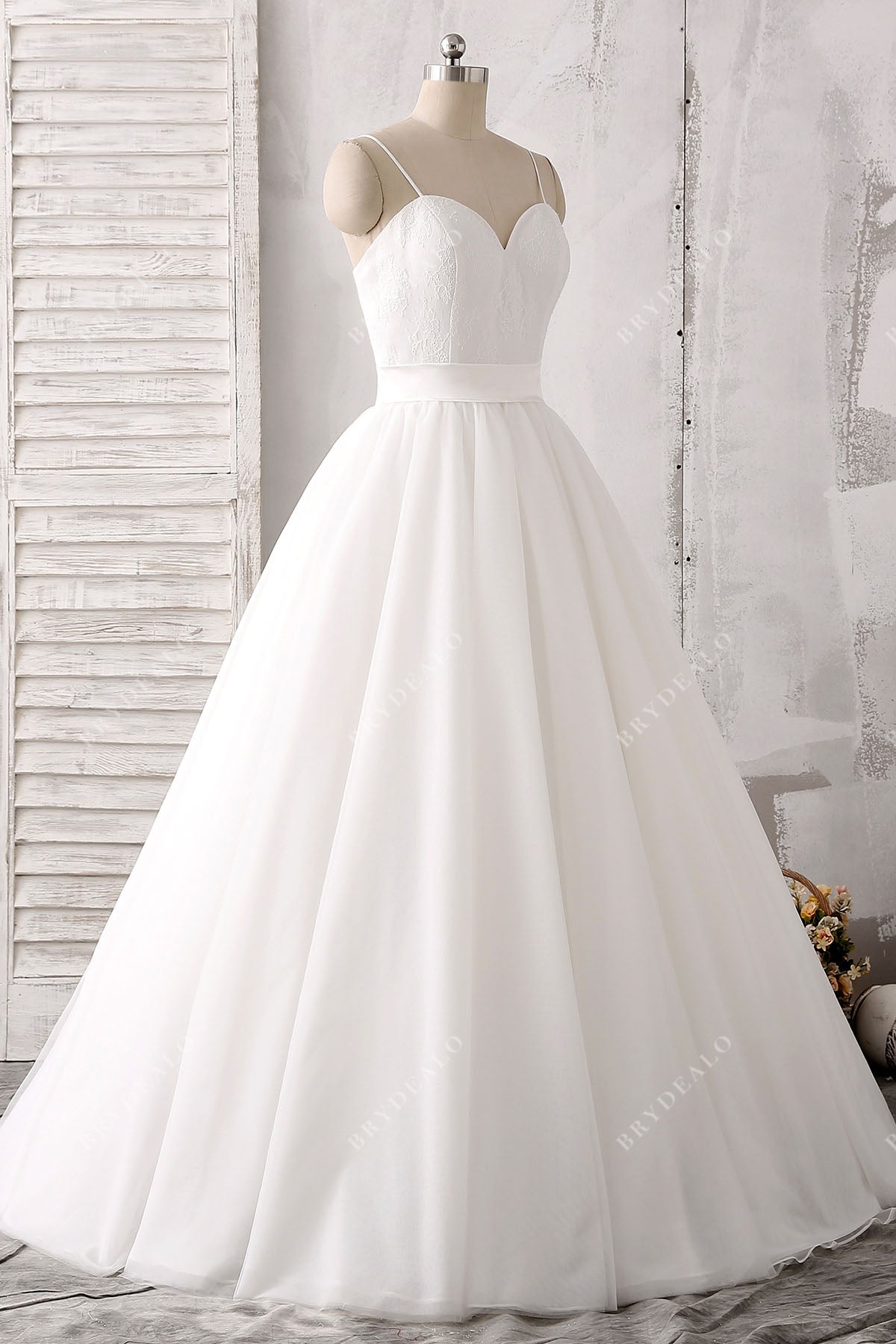 sleeveless sweetheart A-line timeless wedding dress for wholesale