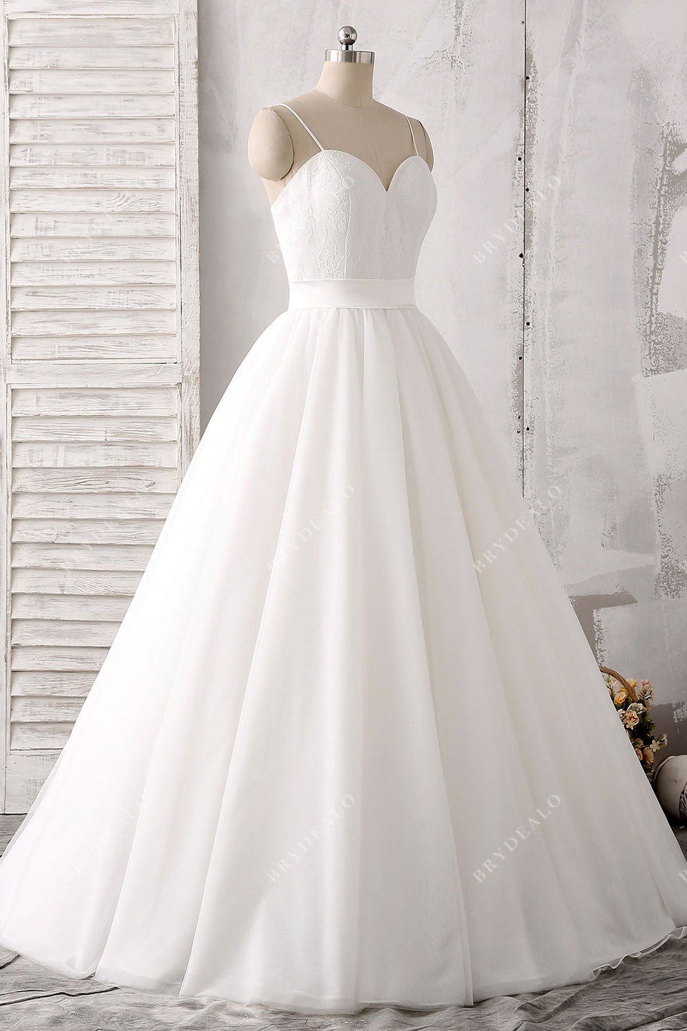 Long A-Line Sweetheart Spaghetti Straps Tulle Wedding Dress