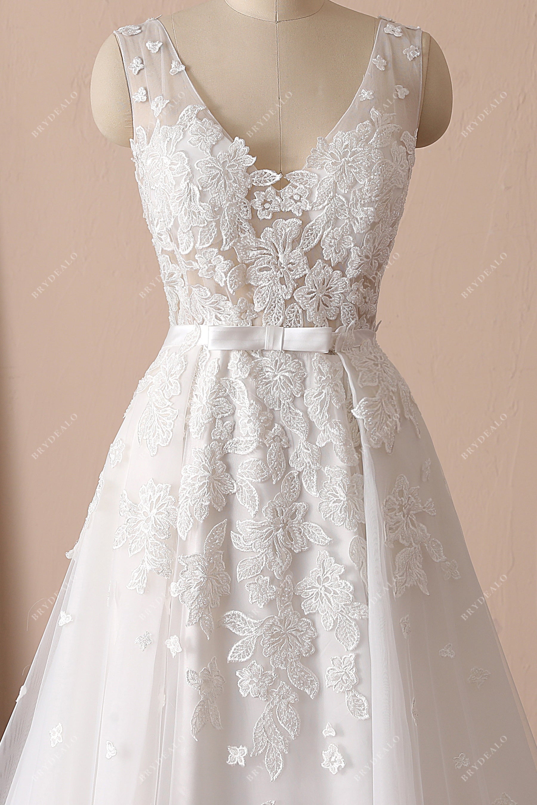 sexy V-neck sleeveless lace bridal dress