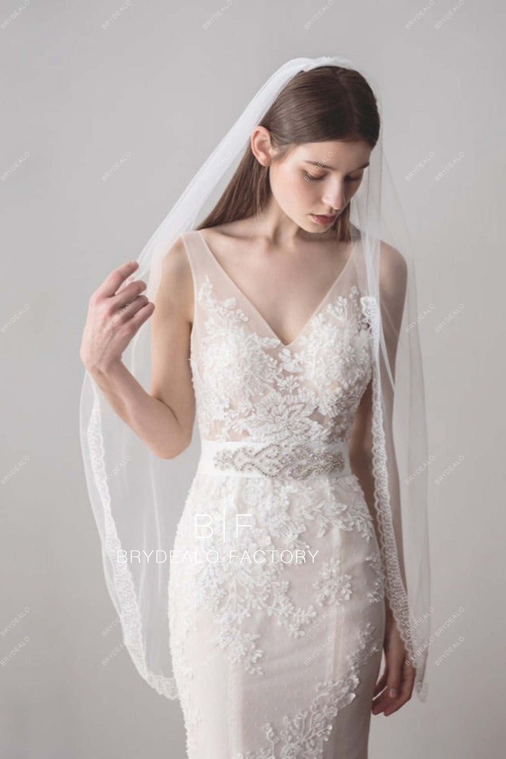 Beaded Lace Edge Single-Tier Fingertip Length Bridal Veil