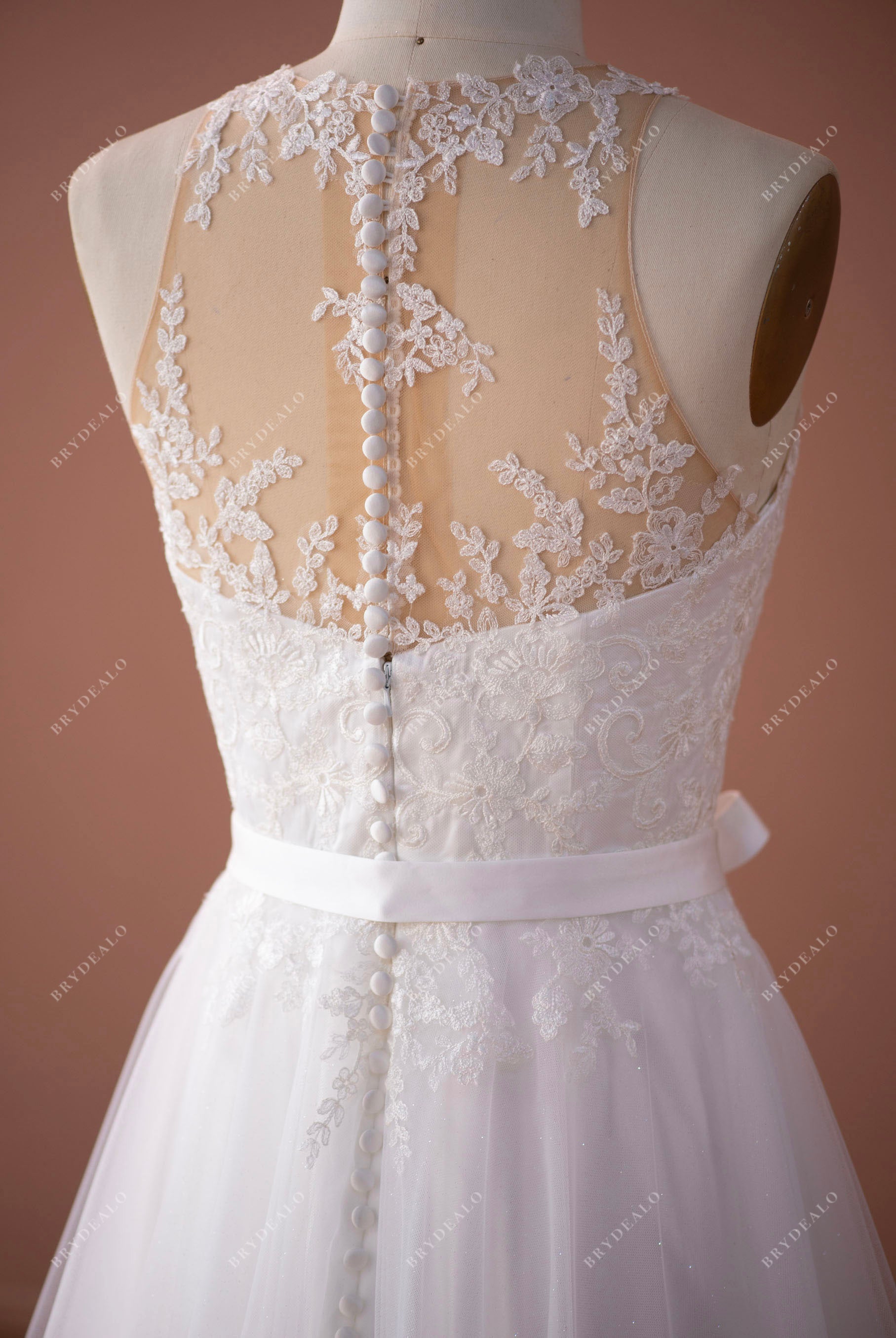 sleeveless buttoned lace back spring wedding dress
