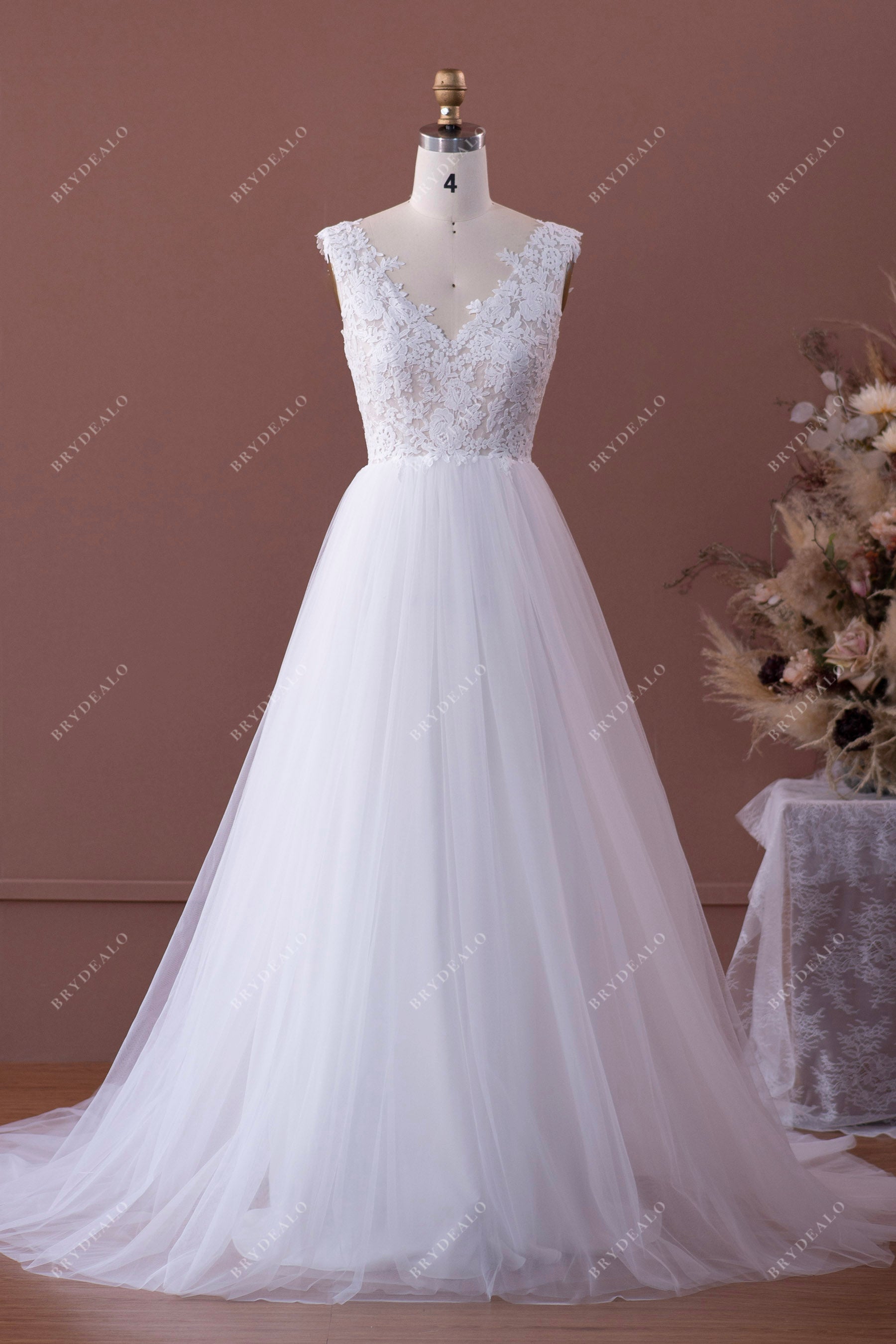 Chic Flower Lace Tulle A-line Long Wedding Dress