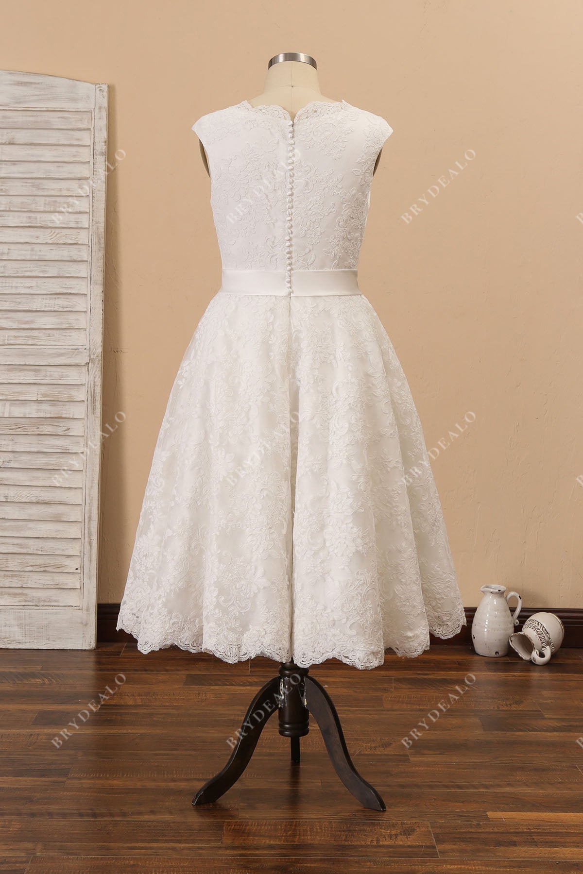 elegant lace scalloped casual wedding dress