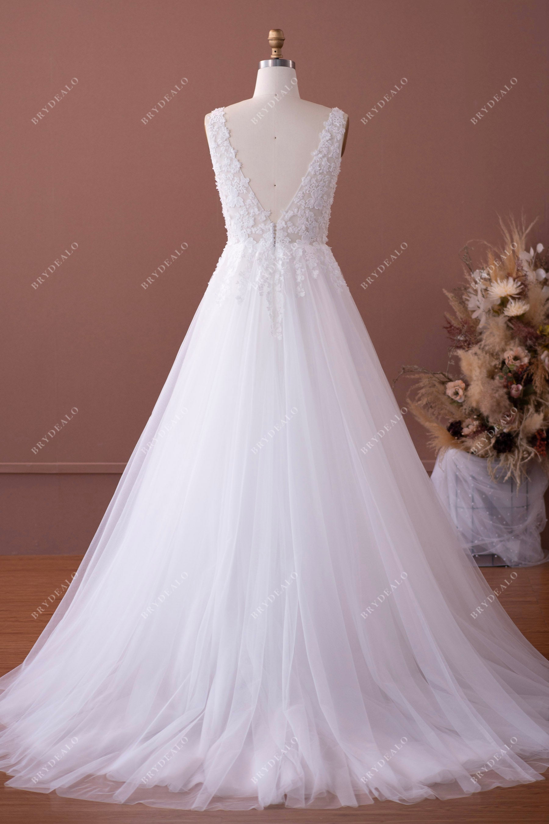 sleeveless lace tulle v-back long train country wedding gown