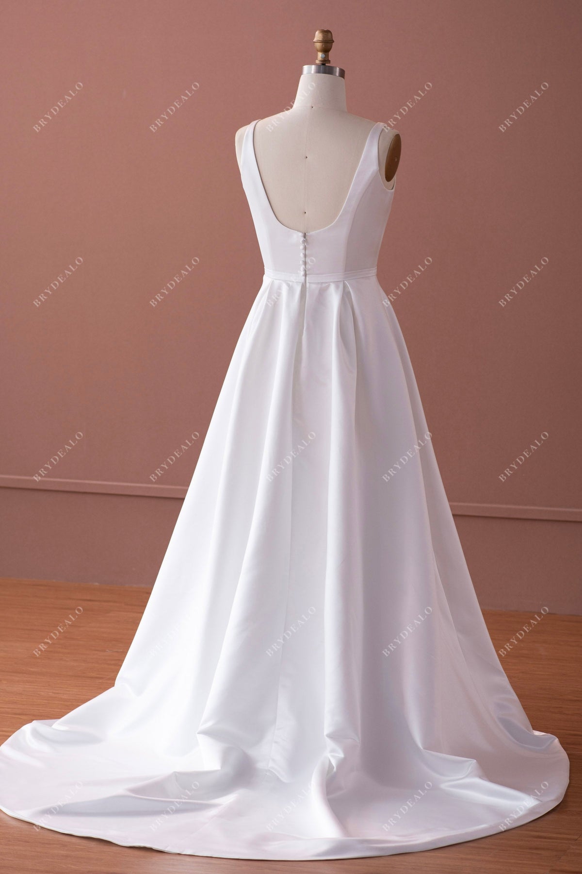 Scoop Neck Satin A-Line Wedding Dresses Luxury Appliques Beaded Sashes Court Train