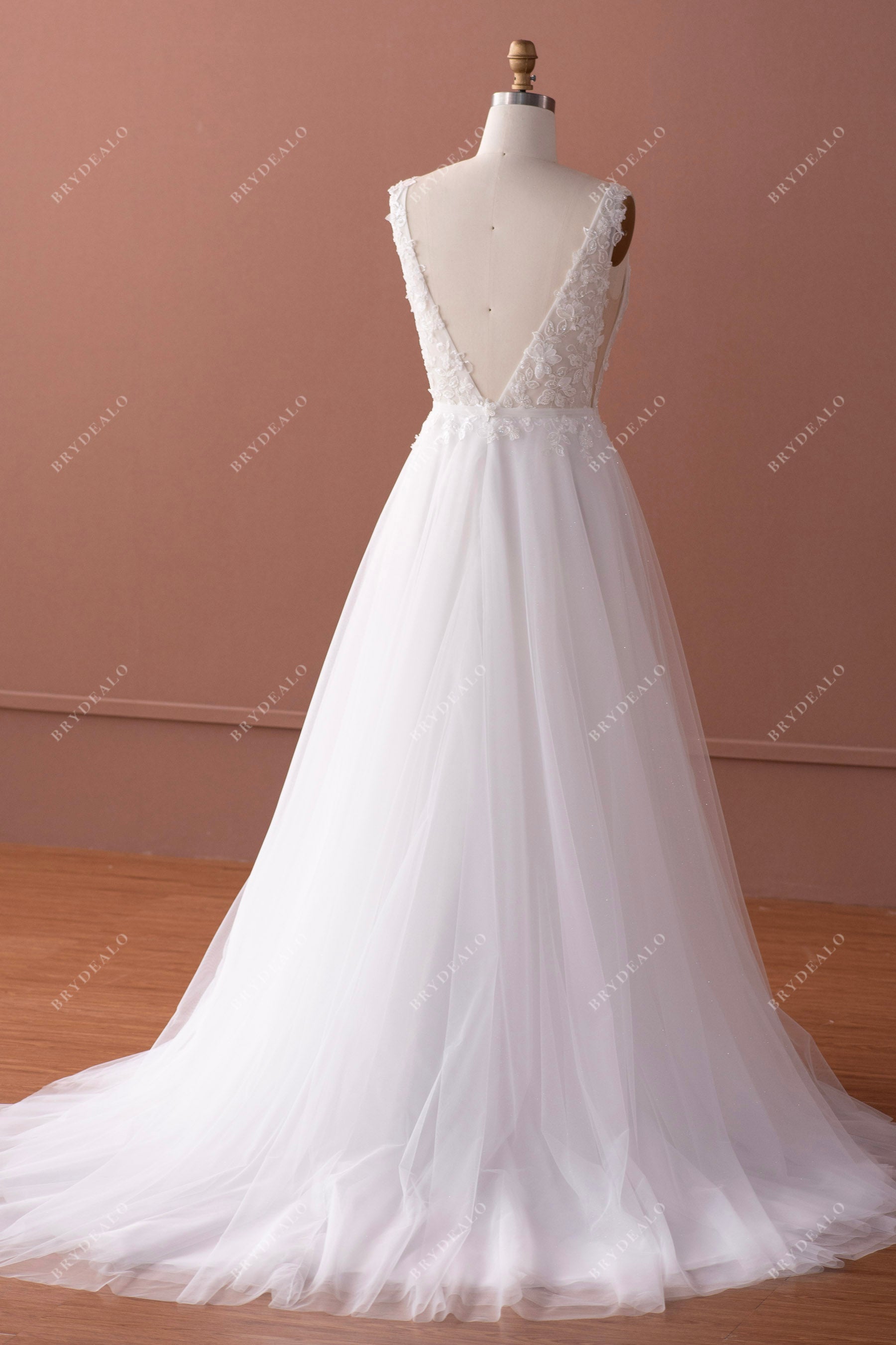court train shimmery flower lace v-back wedding dress