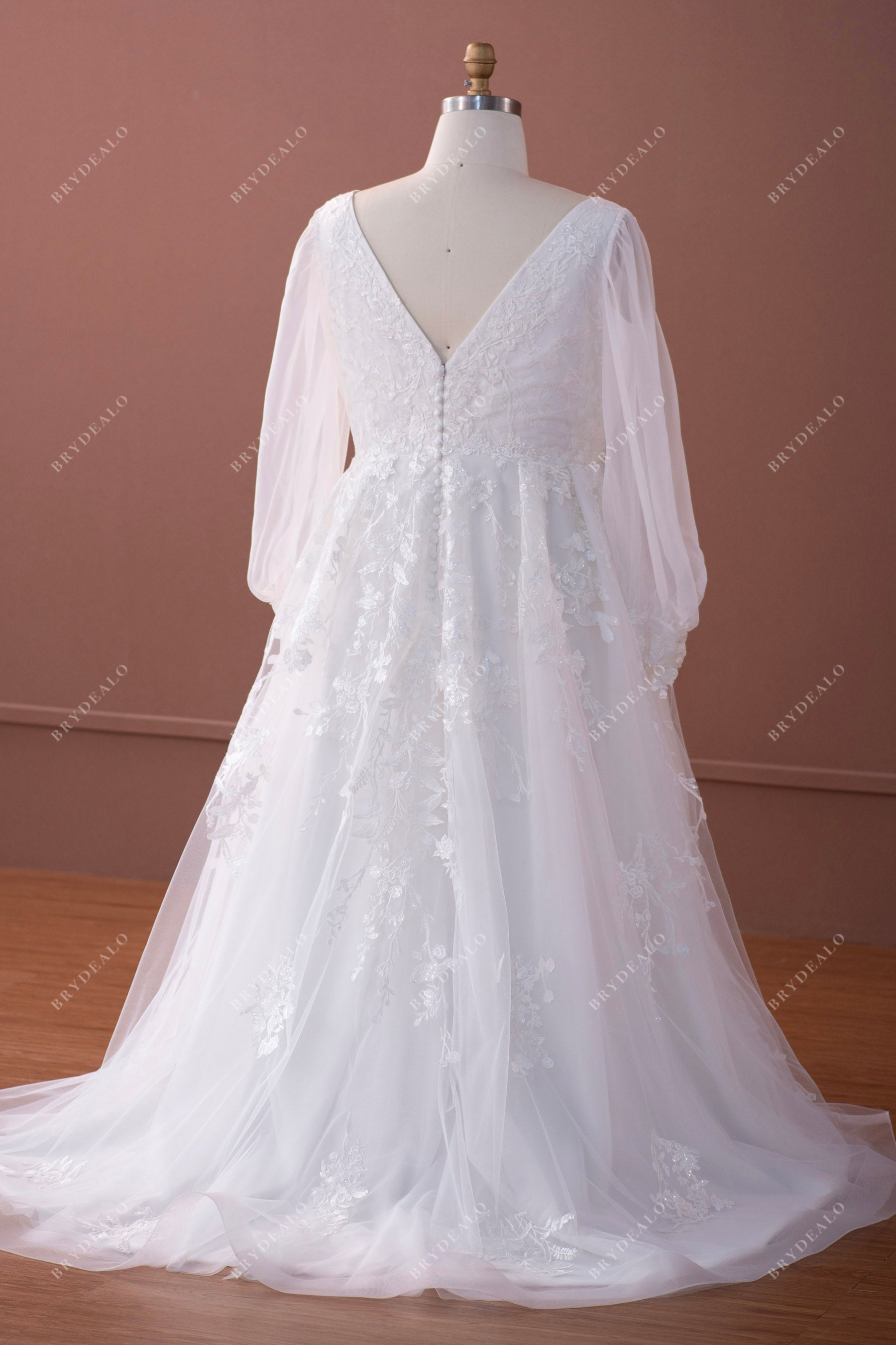 V-back lace tulle outdoor wedding gown