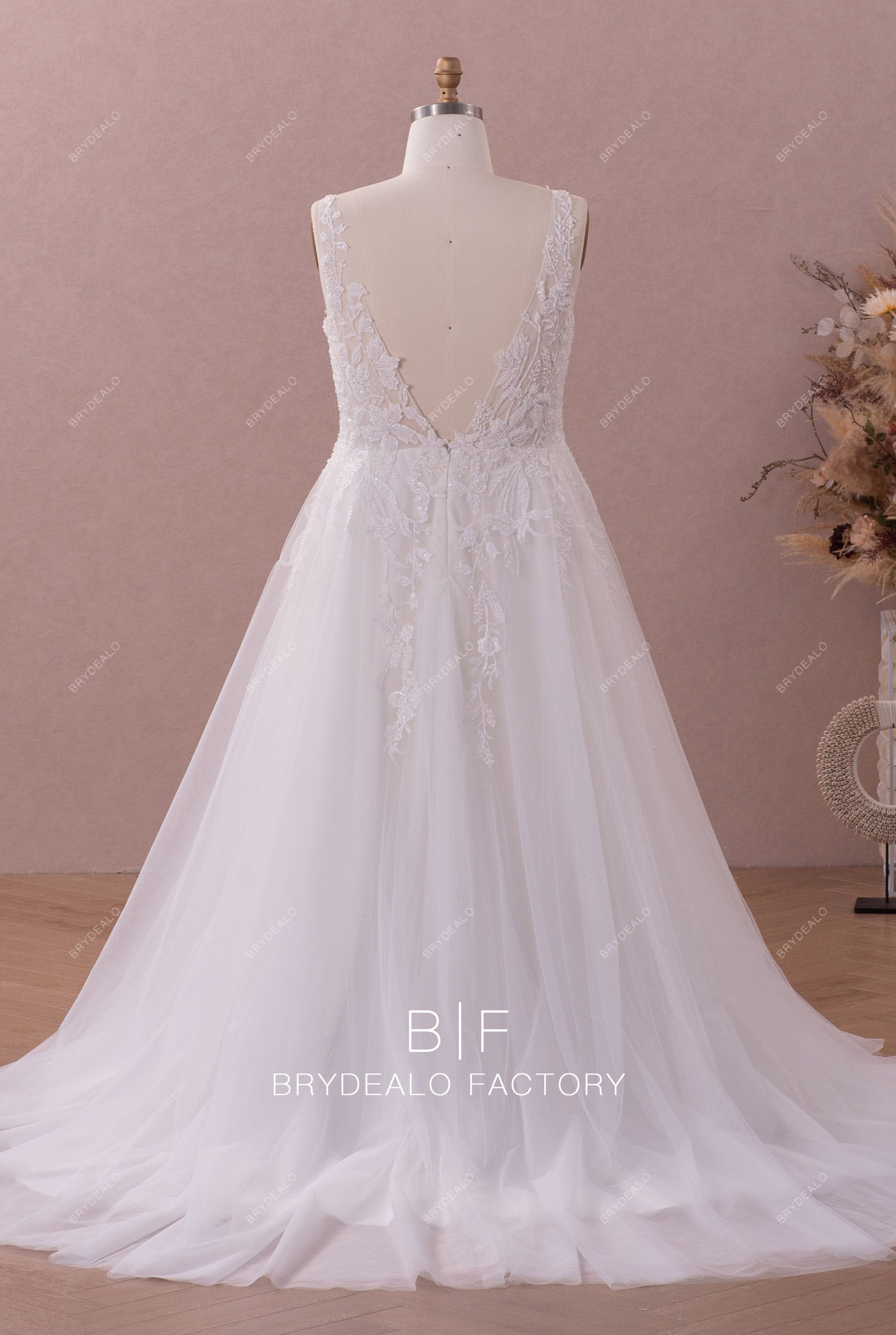 sweep train v-back lace tulle wedding dress