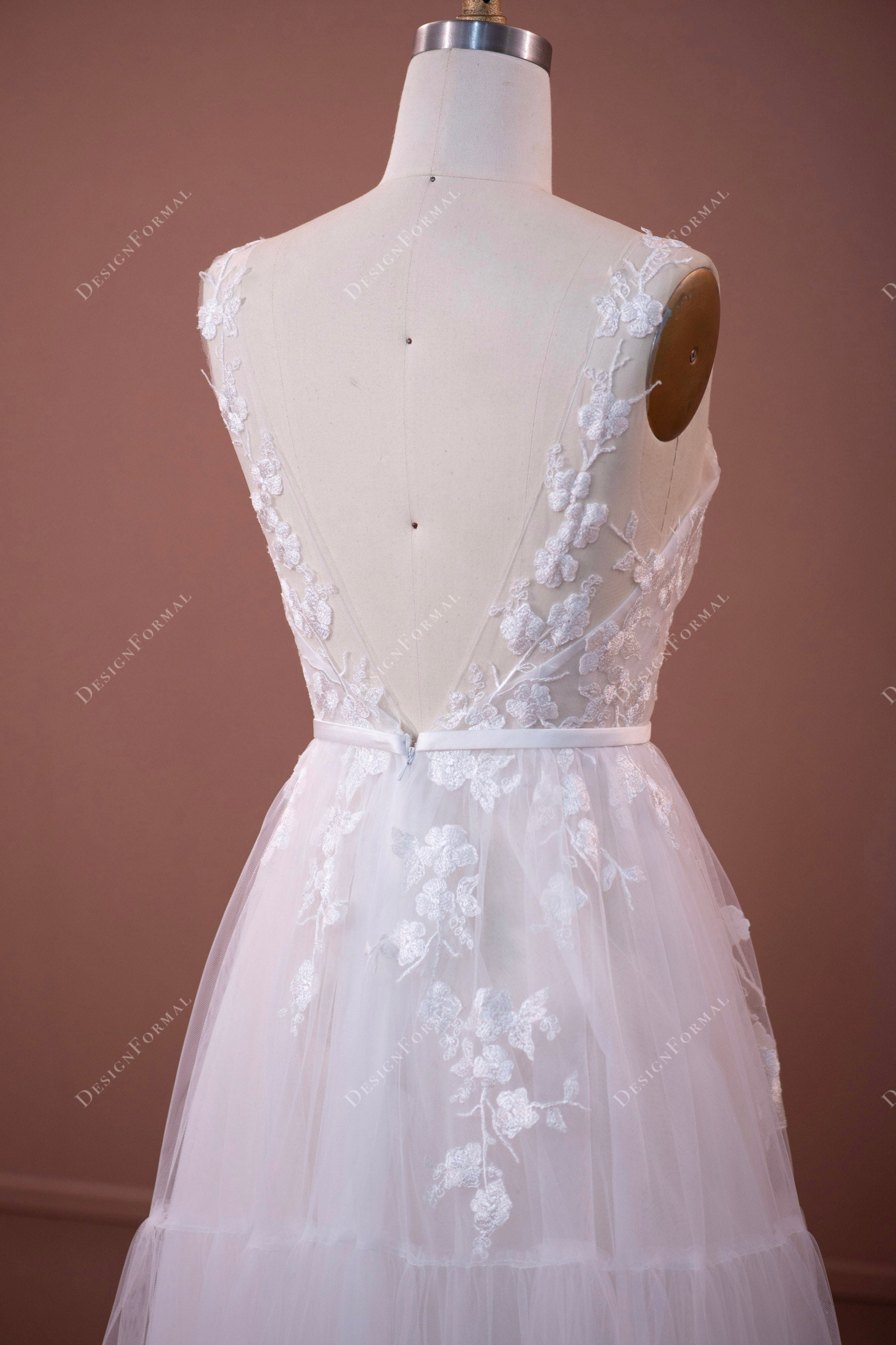 open V-neck sleeveless wedding gown