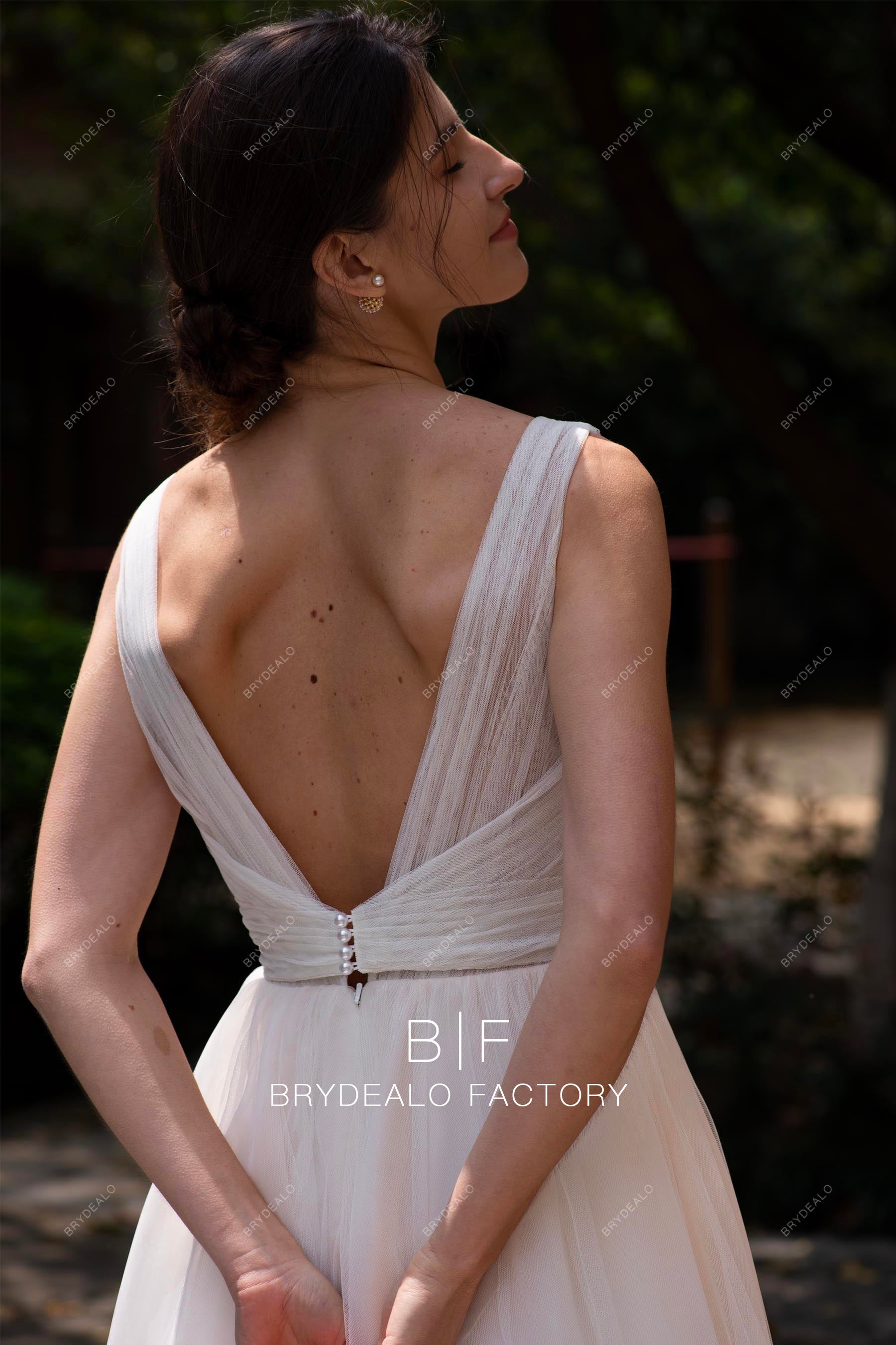 pleated V-back tulle fall wedding dress