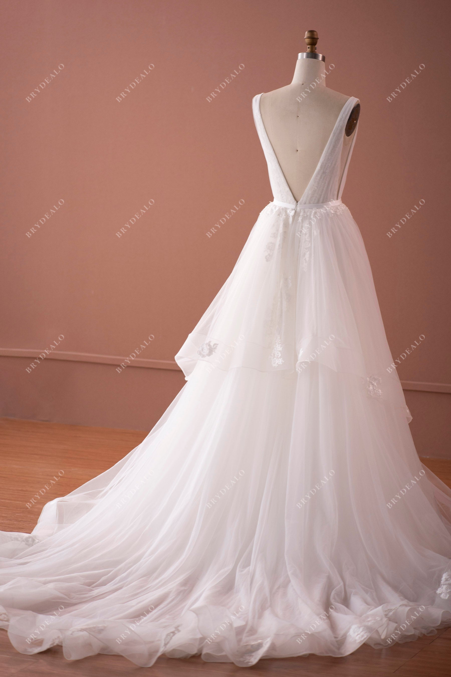 V-back Long Train Ruffled Horsehair Bridal Dress