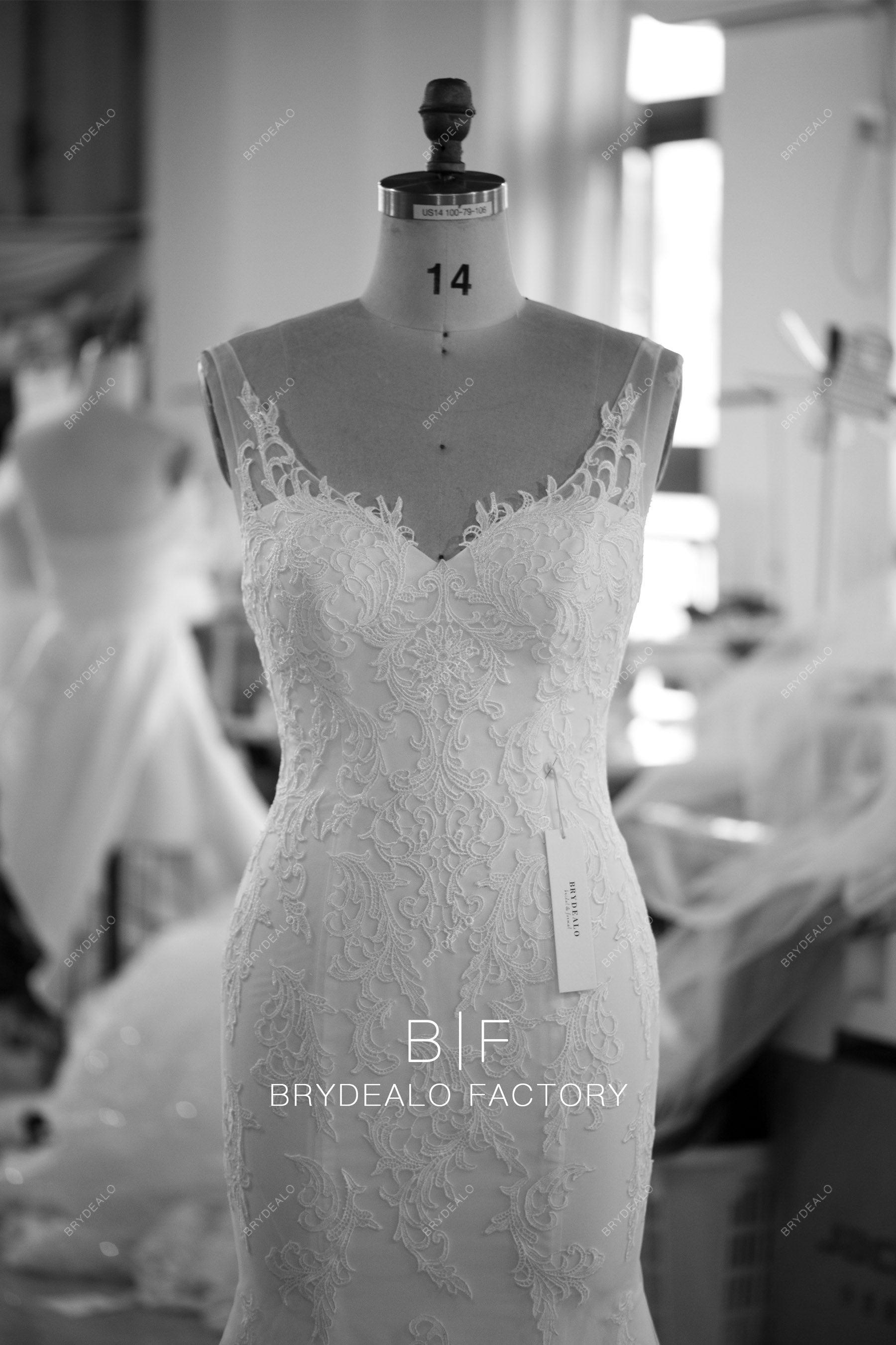 hand-made lace sleeveless wedding dress