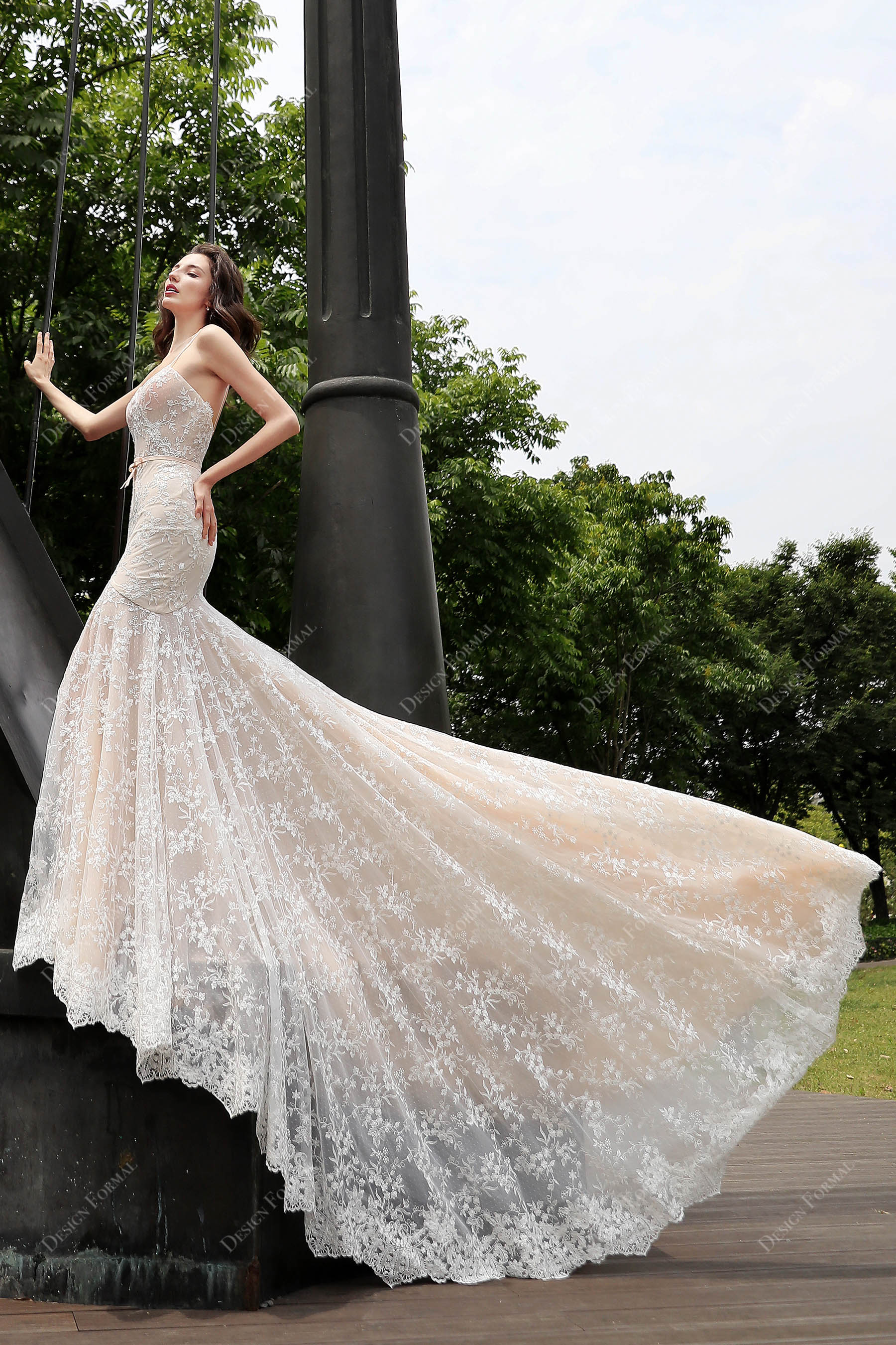 Elegant Mermaid Floral Lace V-neck Bridal Dress