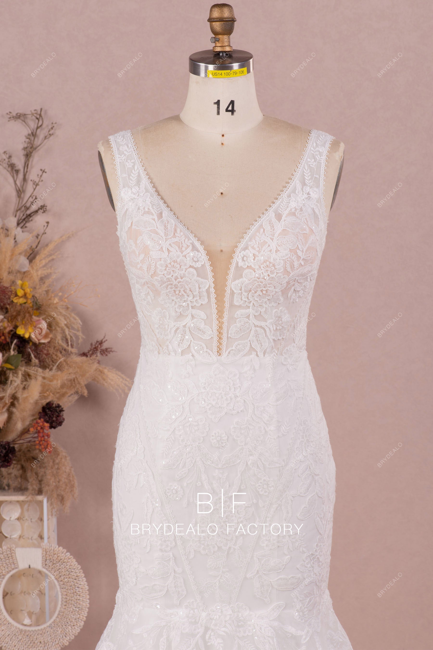 sleeveless deep neck beautiful lace wedding dress