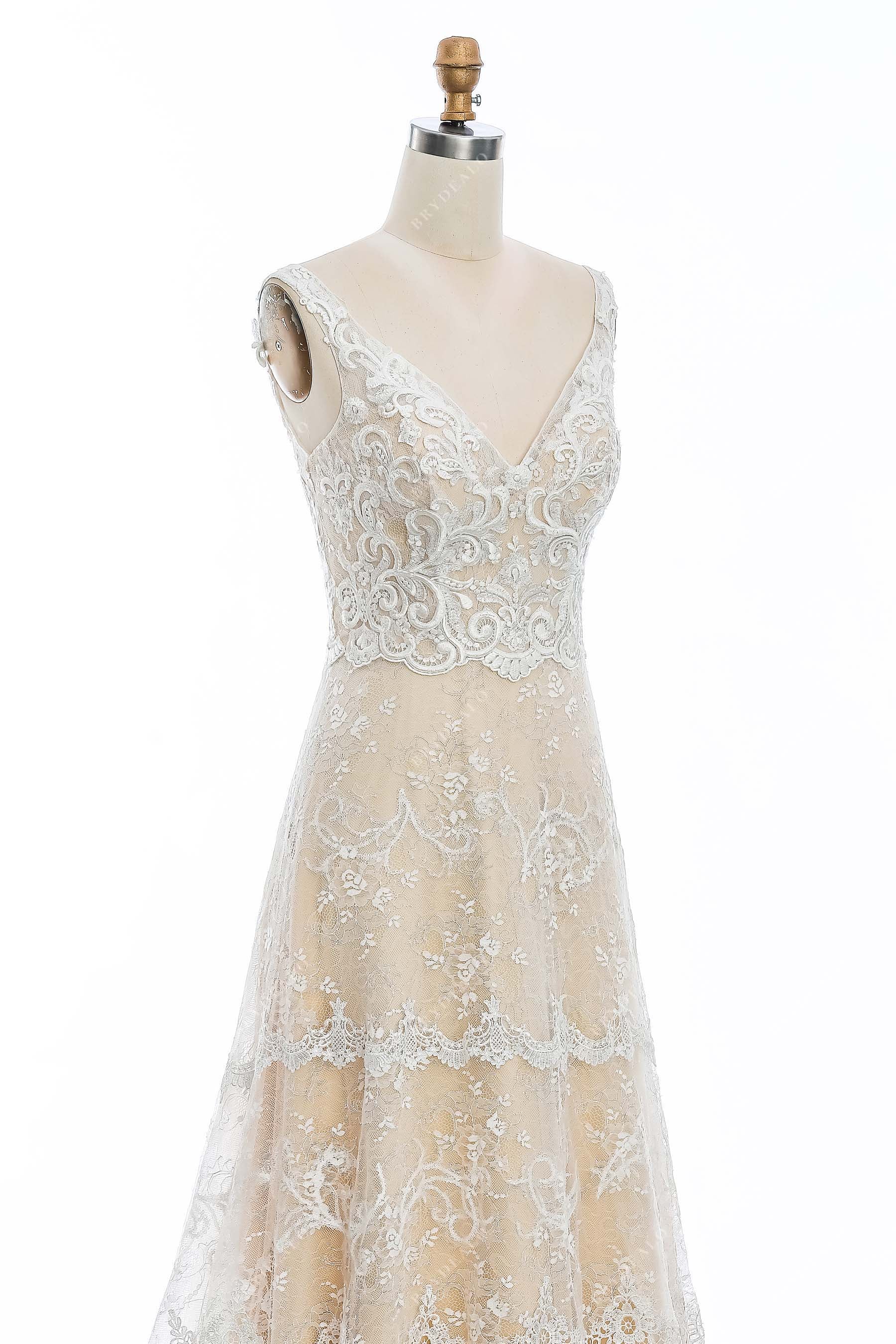 V-neck lace sleeveless wedding gown